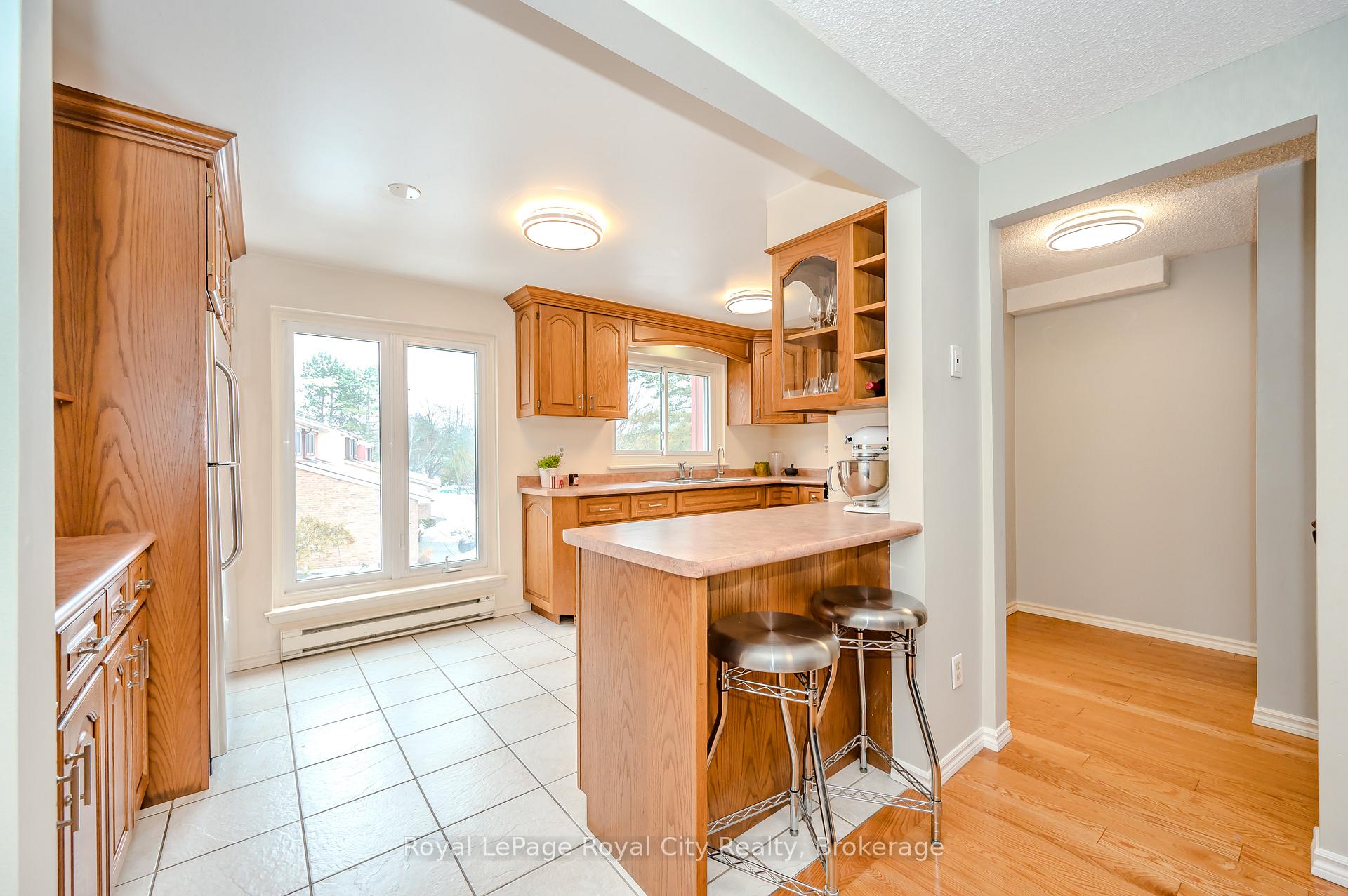 Photo 6 of Unit 9, 2 Worton Avenue, Guelph, Willow West/Sugarbush/West Acres — HOMEH