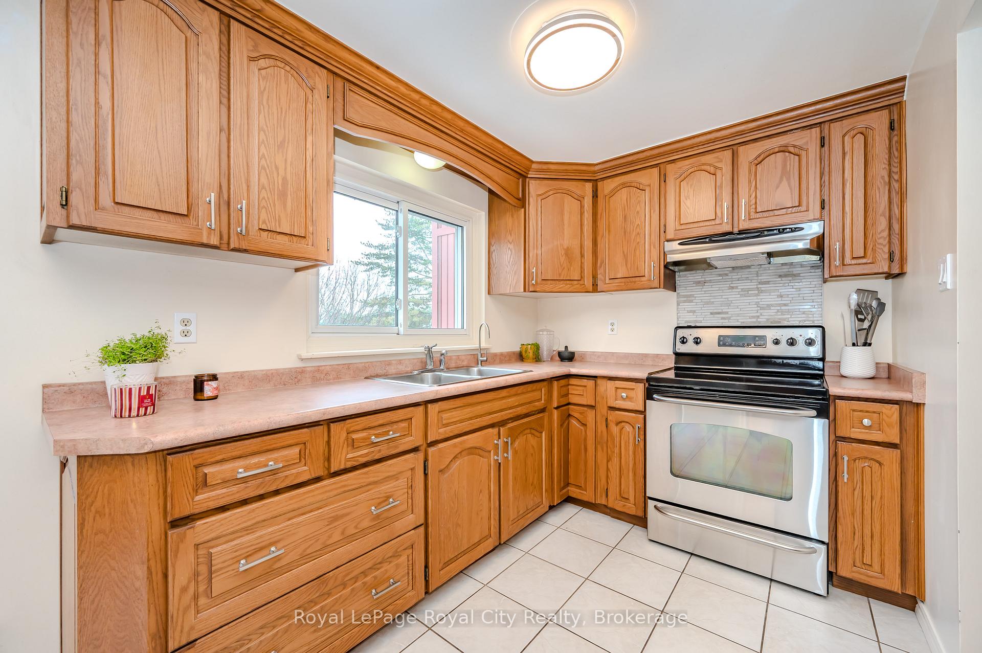 Photo 7 of Unit 9, 2 Worton Avenue, Guelph, Willow West/Sugarbush/West Acres — HOMEH