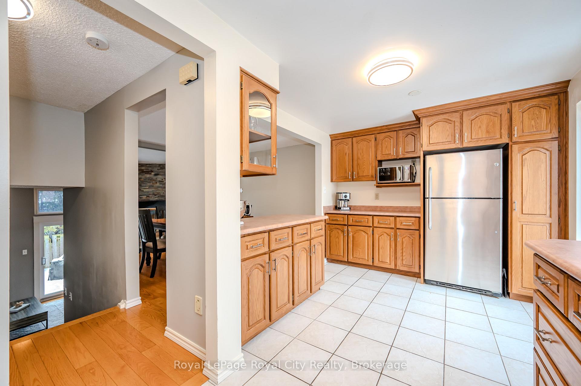 Photo 8 of Unit 9, 2 Worton Avenue, Guelph, Willow West/Sugarbush/West Acres — HOMEH