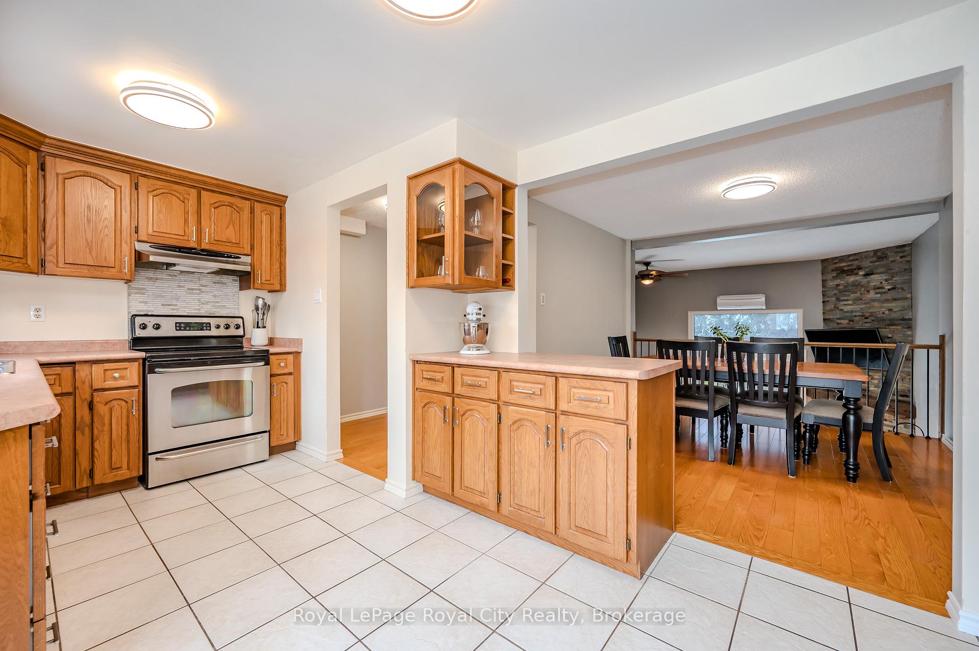 Photo 9 of Unit 9, 2 Worton Avenue, Guelph, Willow West/Sugarbush/West Acres — HOMEH