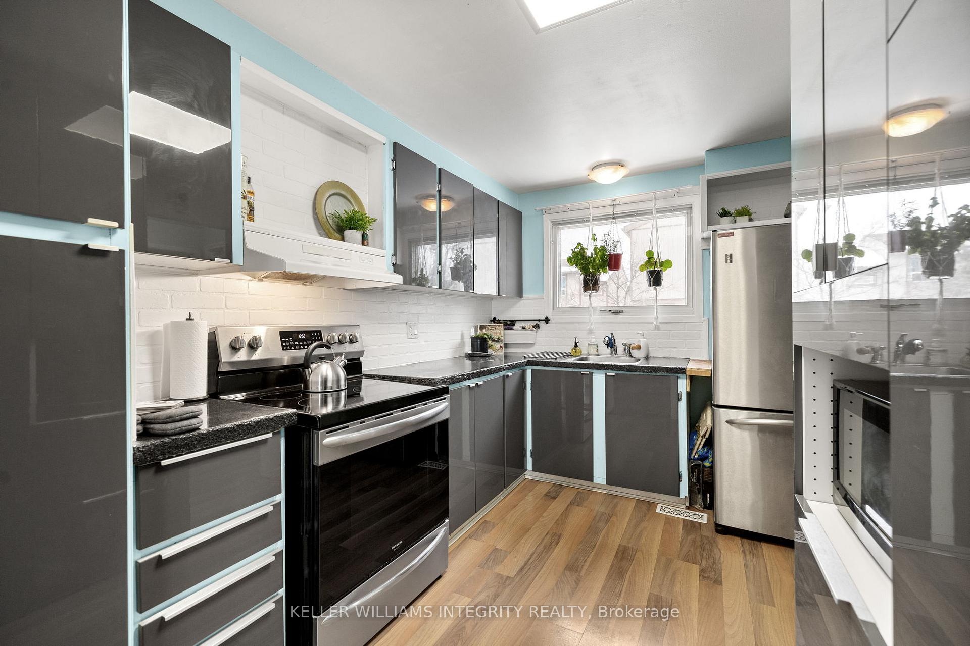 Photo 3 of 2013 Stonehenge Crescent, Ottawa, Pineview — HOMEH