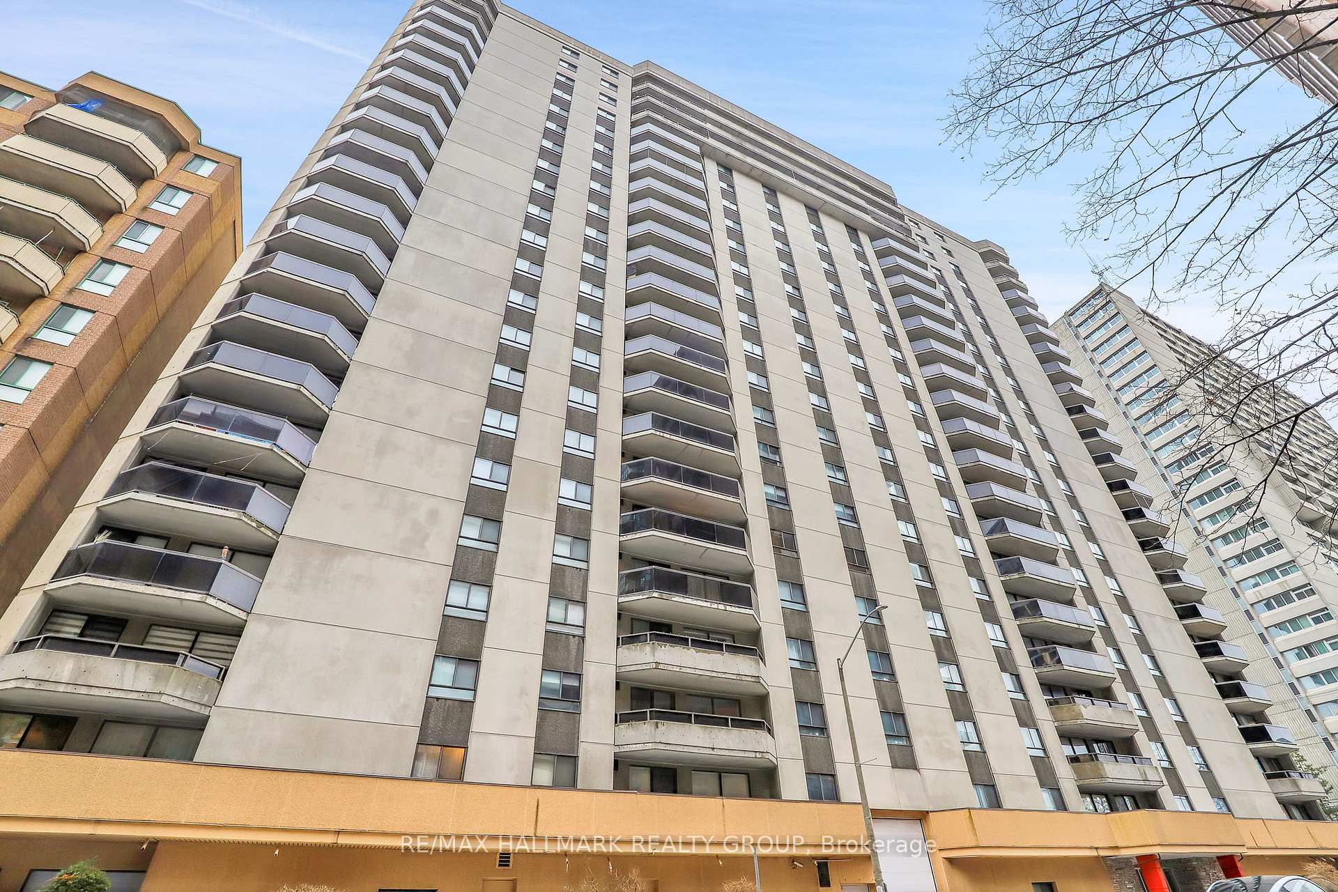 Front of Unit 1606, 470 Laurier Avenue W