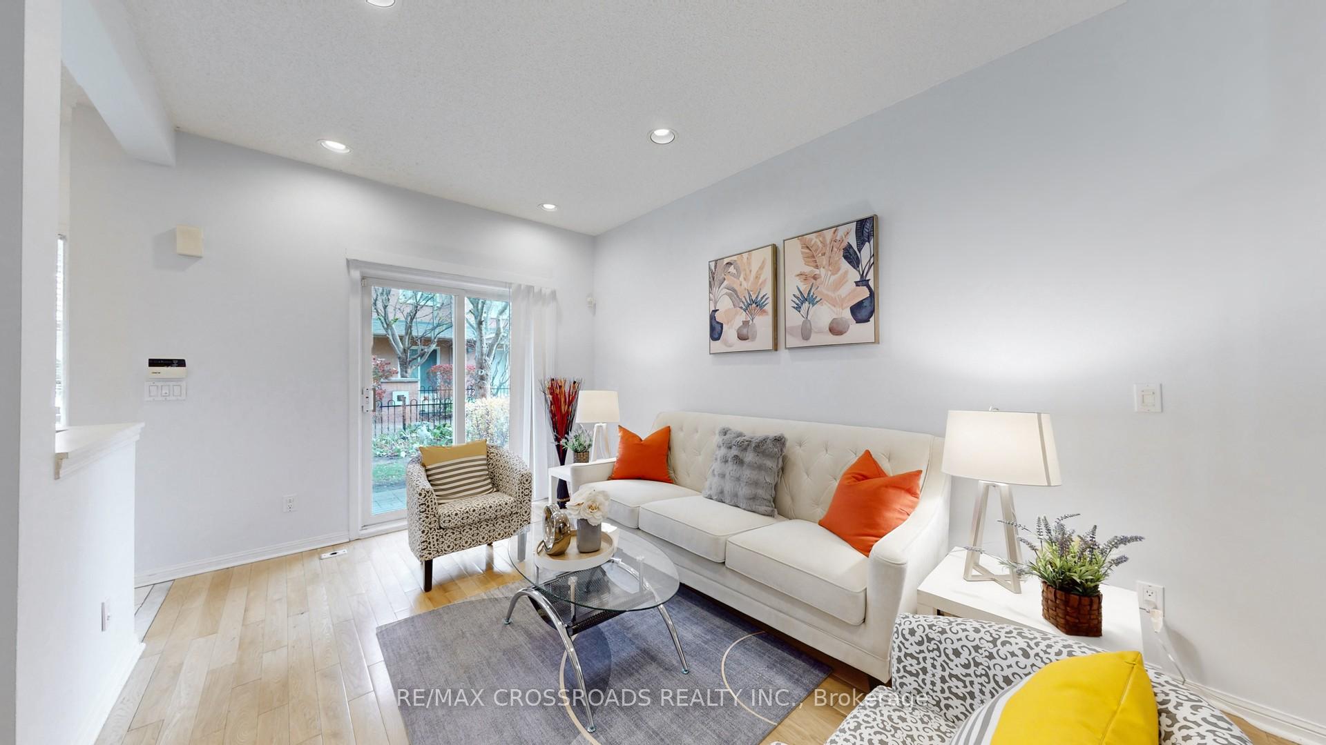 Photo 3 of Unit 9, 2 Cox Boulevard, Markham, Unionville — HOMEH