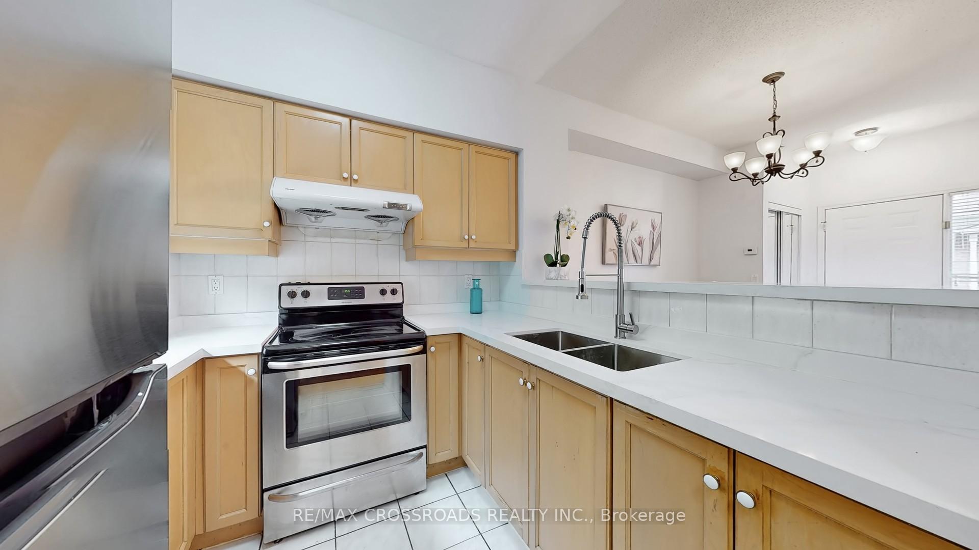 Photo 8 of Unit 9, 2 Cox Boulevard, Markham, Unionville — HOMEH