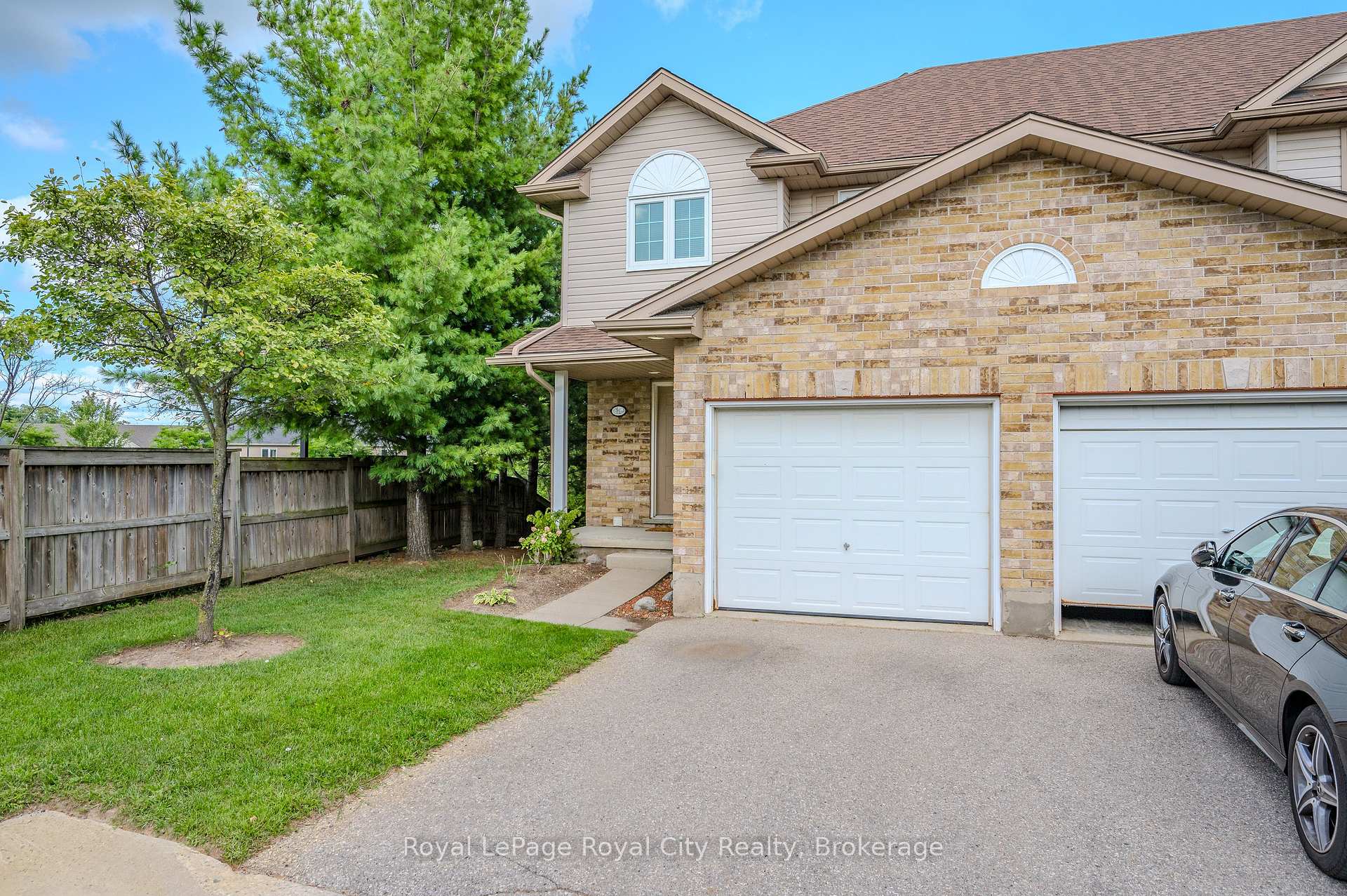 Photo 3 of Unit 31, 31 Schroder Crescent, Guelph, Grange Road — HOMEH