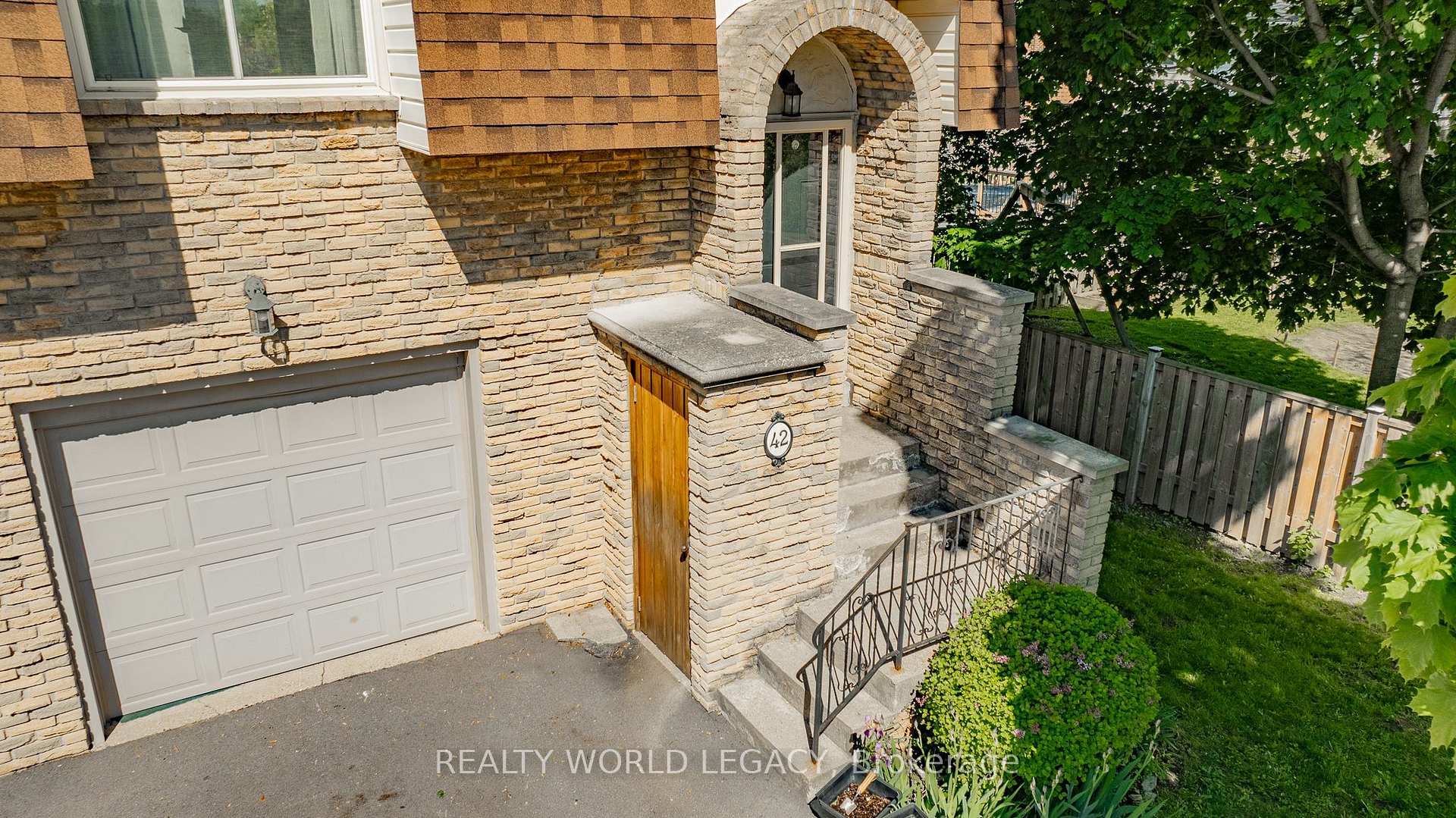 Photo 3 of 42 Melanie Crescent, Hamilton, Waterdown — HOMEH