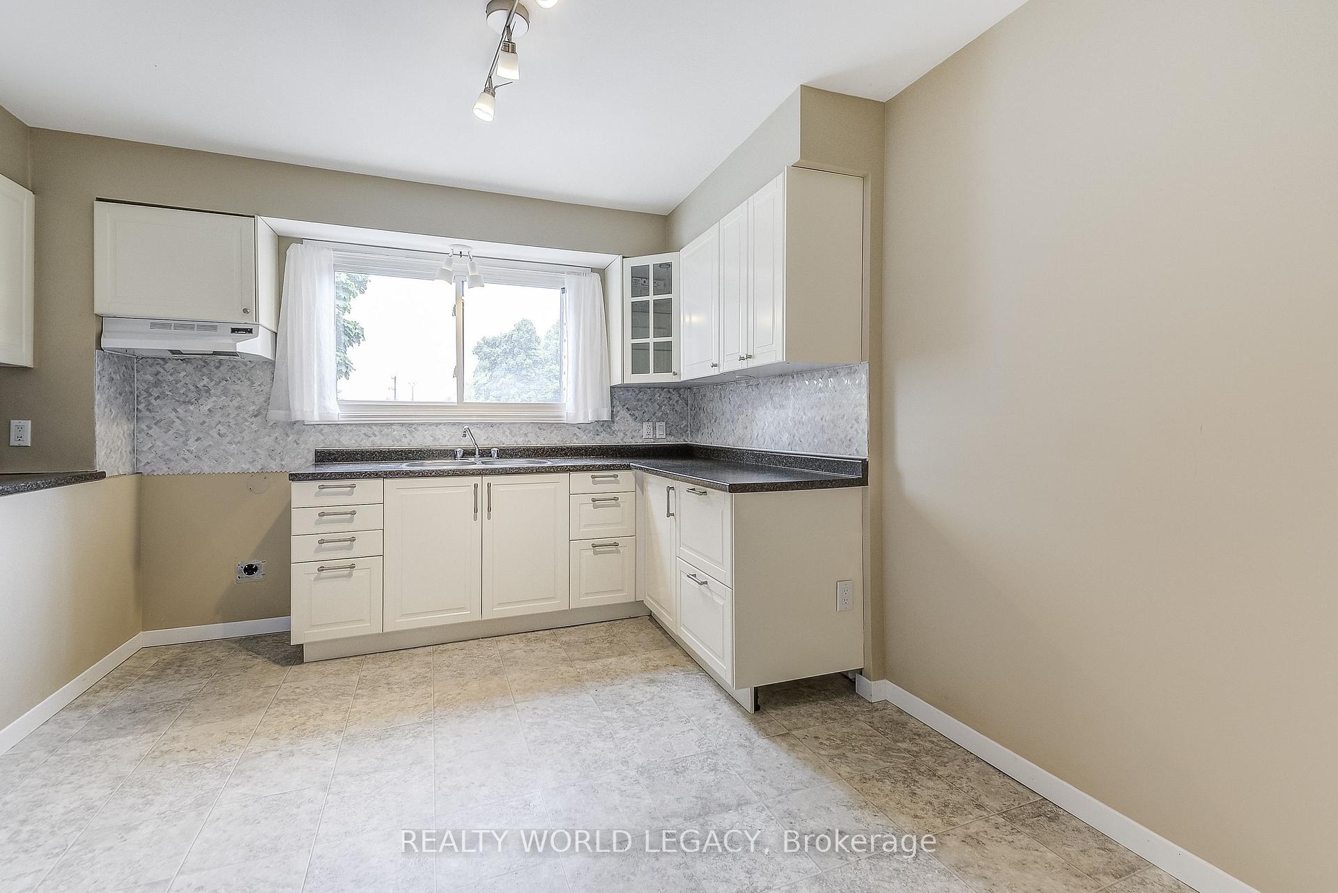 Photo 7 of 42 Melanie Crescent, Hamilton, Waterdown — HOMEH