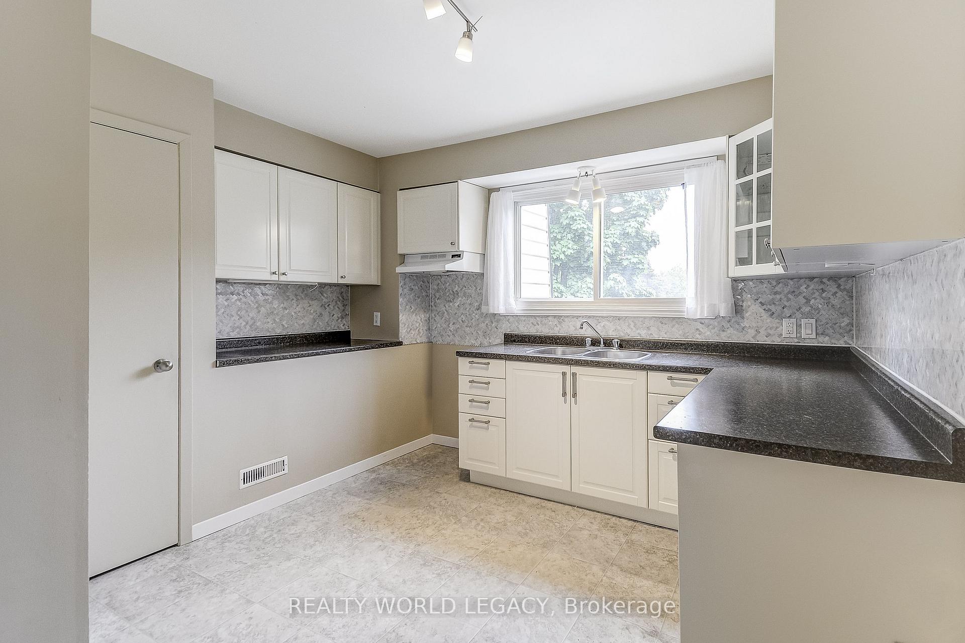 Photo 8 of 42 Melanie Crescent, Hamilton, Waterdown — HOMEH