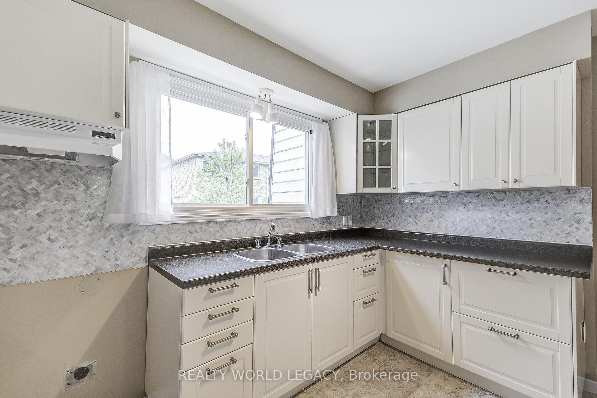 Photo 9 of 42 Melanie Crescent, Hamilton, Waterdown — HOMEH