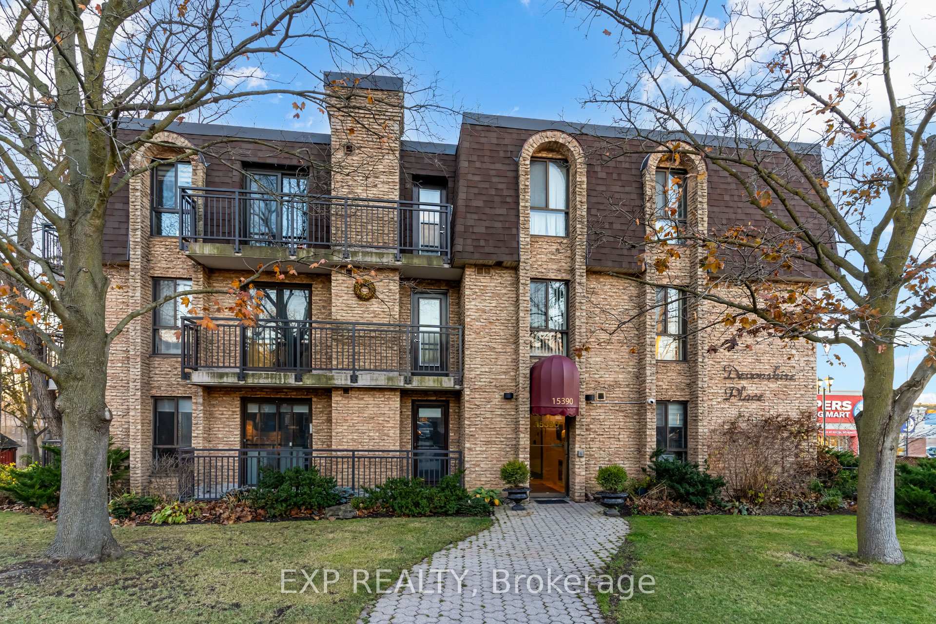 Photo 2 of Unit 404, 15390 Yonge Street, Aurora, Aurora Village — HOMEH