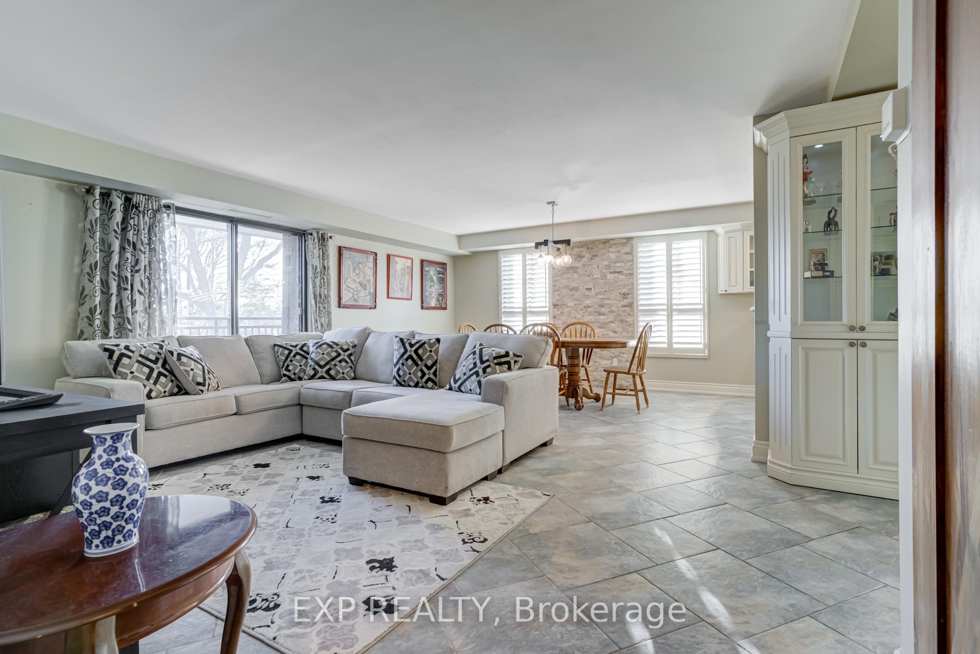 Photo 27 of Unit 404, 15390 Yonge Street, Aurora, Aurora Village — HOMEH