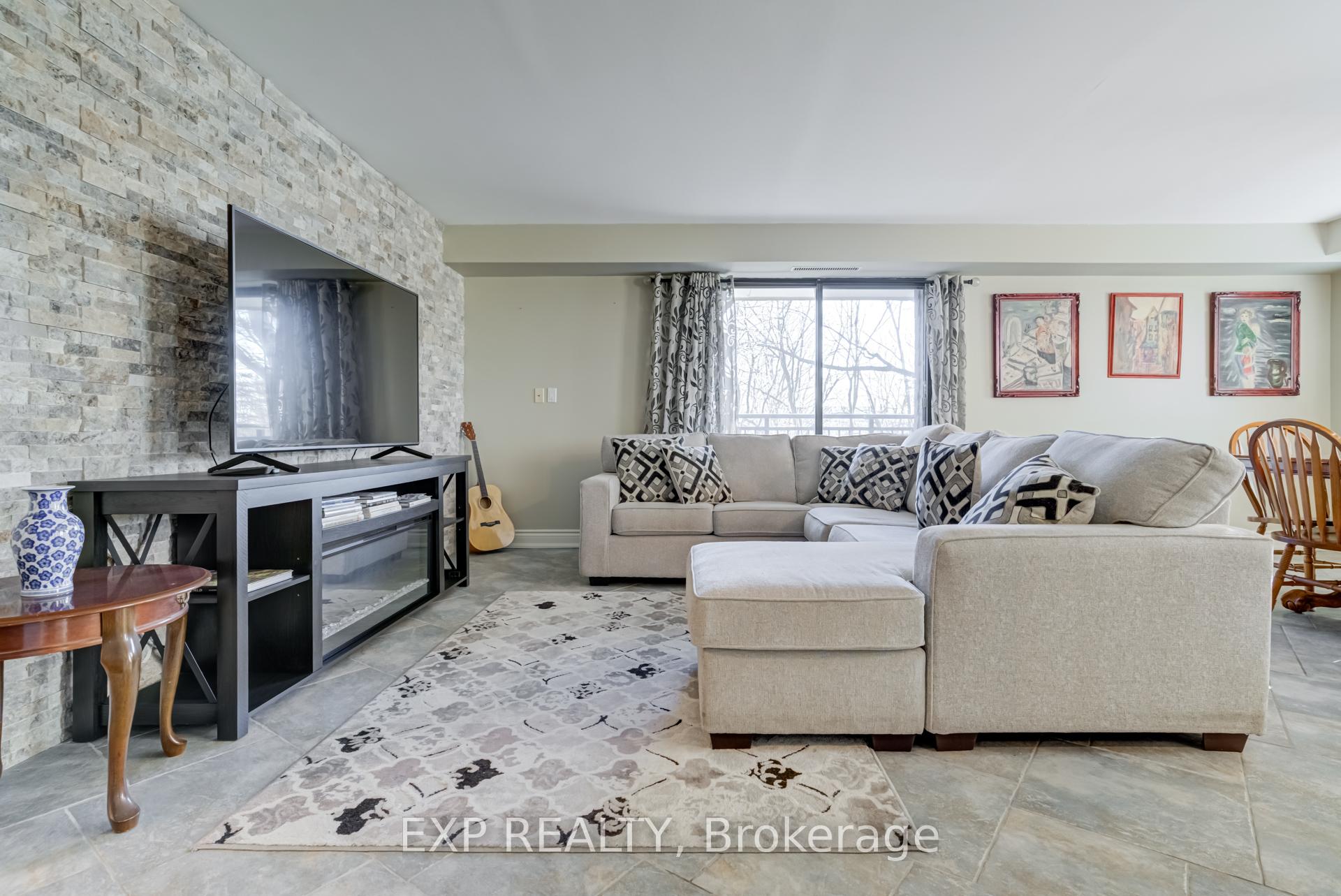 Photo 28 of Unit 404, 15390 Yonge Street, Aurora, Aurora Village — HOMEH