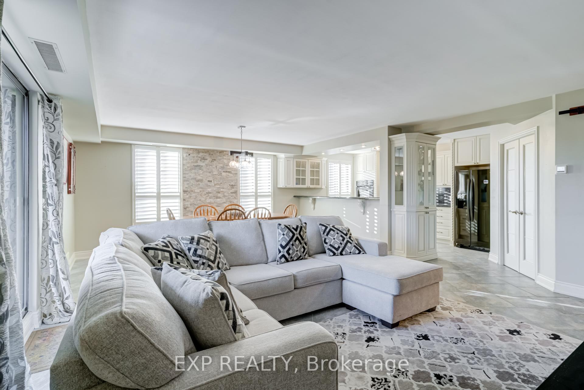Photo 30 of Unit 404, 15390 Yonge Street, Aurora, Aurora Village — HOMEH