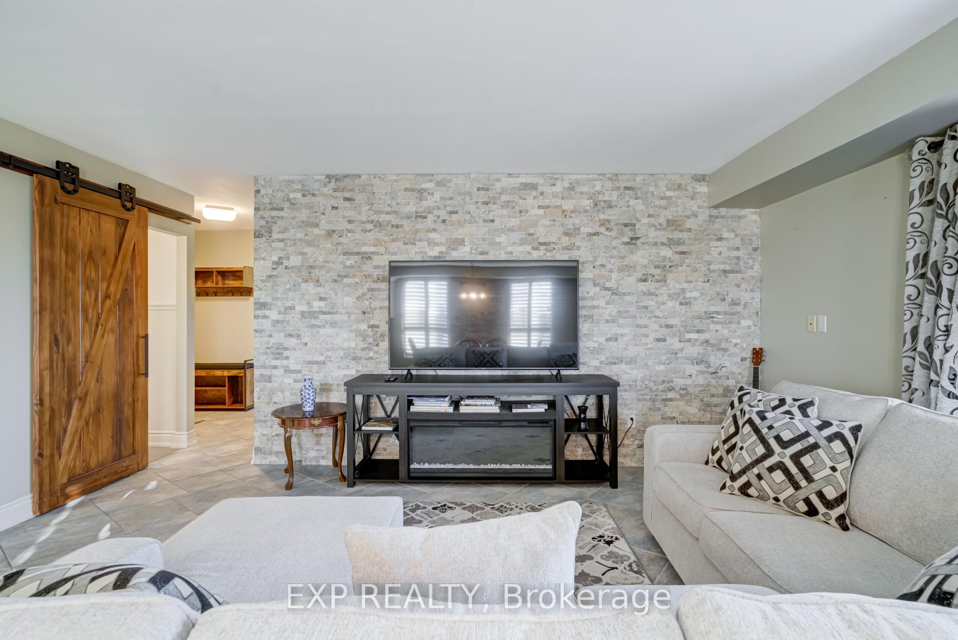 Photo 31 of Unit 404, 15390 Yonge Street, Aurora, Aurora Village — HOMEH