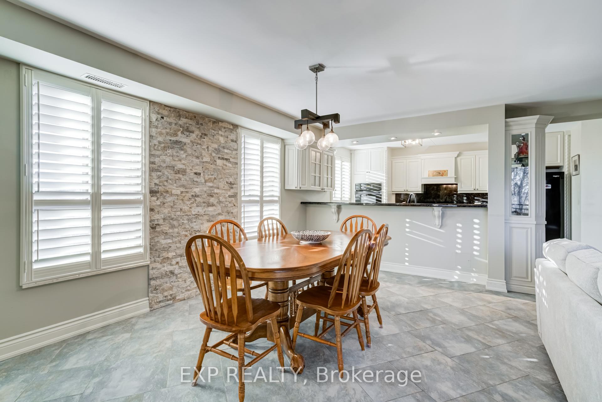 Photo 34 of Unit 404, 15390 Yonge Street, Aurora, Aurora Village — HOMEH