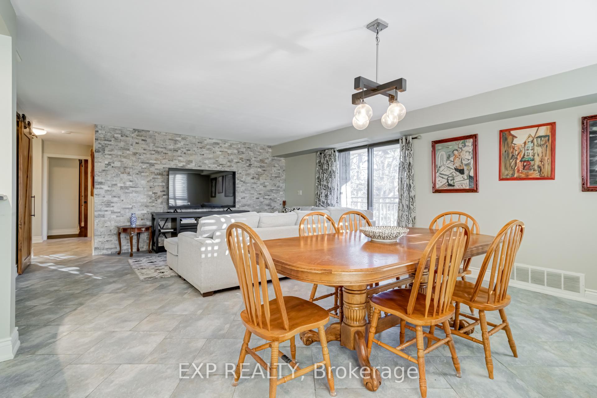 Photo 35 of Unit 404, 15390 Yonge Street, Aurora, Aurora Village — HOMEH