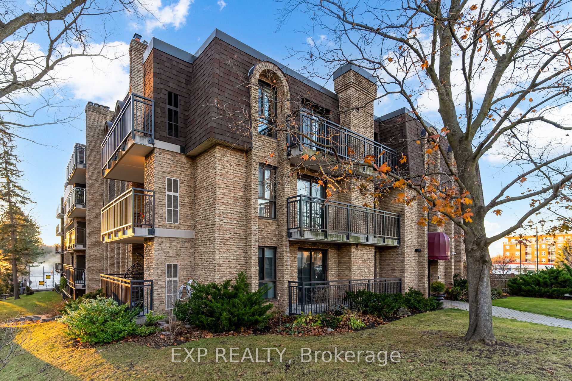 Photo 3 of Unit 404, 15390 Yonge Street, Aurora, Aurora Village — HOMEH