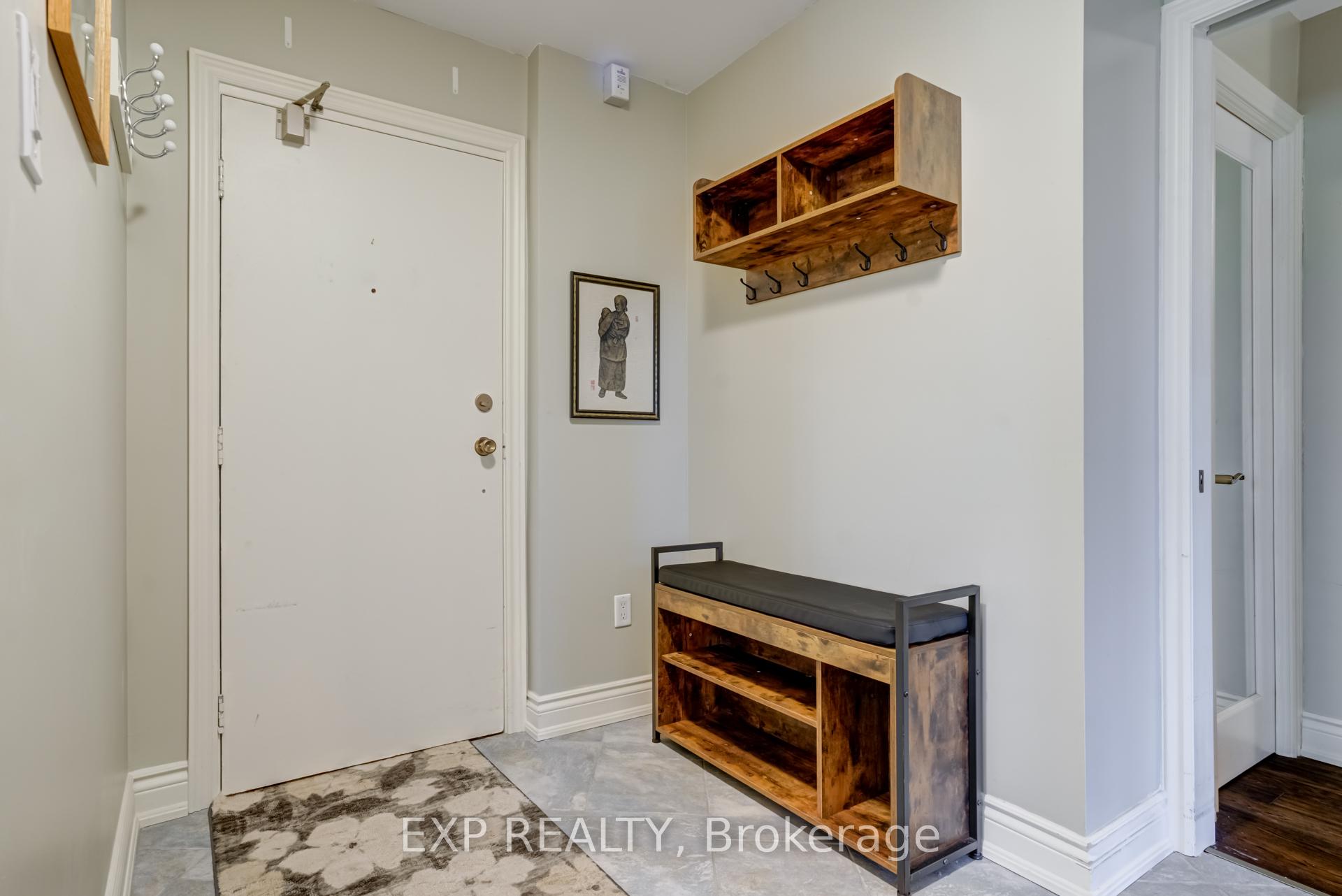 Photo 5 of Unit 404, 15390 Yonge Street, Aurora, Aurora Village — HOMEH