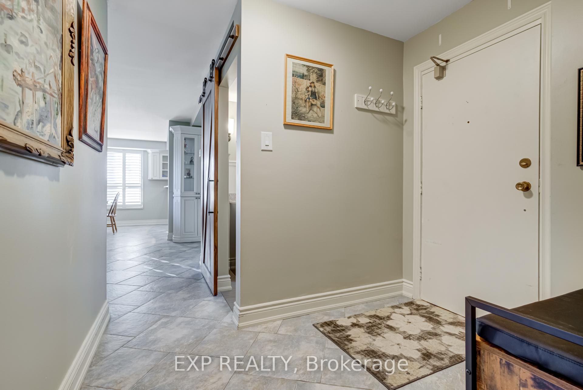 Photo 6 of Unit 404, 15390 Yonge Street, Aurora, Aurora Village — HOMEH