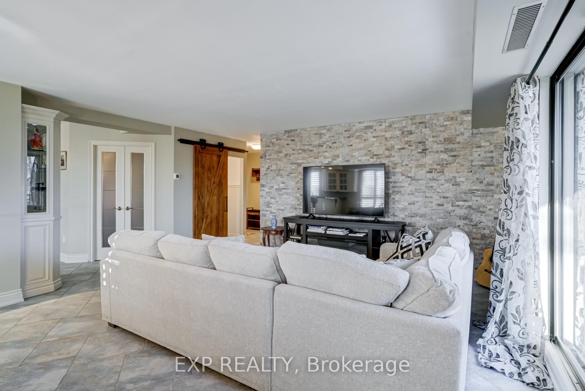 Photo 10 of Unit 404, 15390 Yonge Street, Aurora, Aurora Village — HOMEH