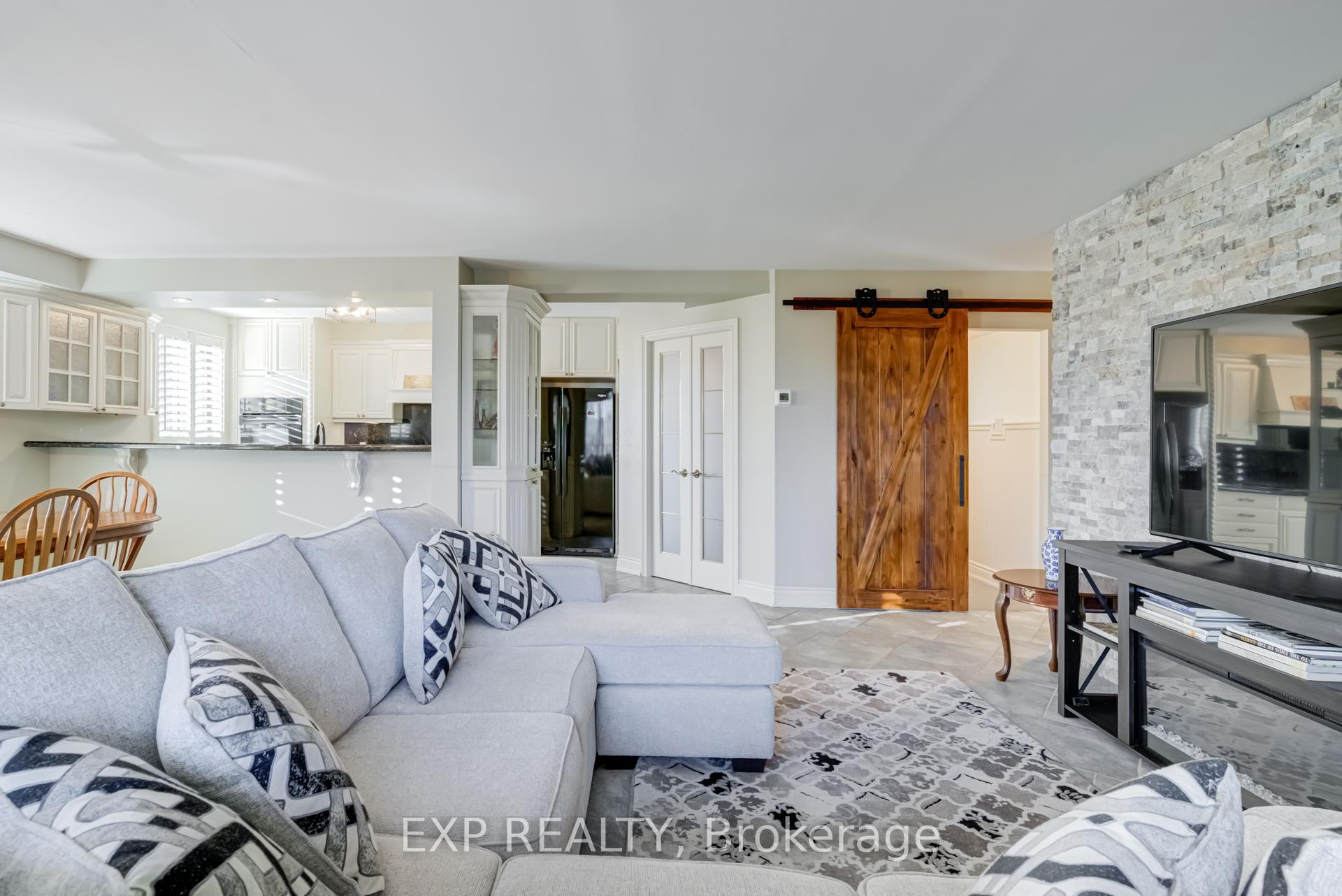 Photo 13 of Unit 404, 15390 Yonge Street, Aurora, Aurora Village — HOMEH