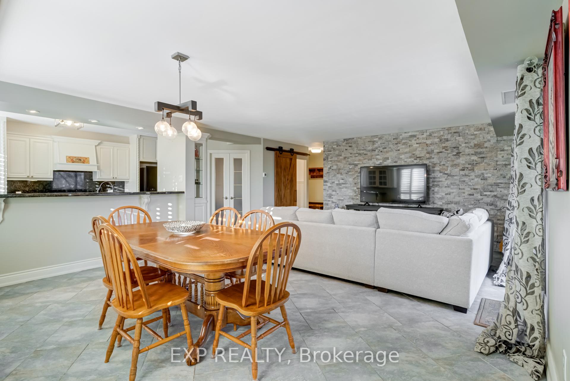 Photo 14 of Unit 404, 15390 Yonge Street, Aurora, Aurora Village — HOMEH