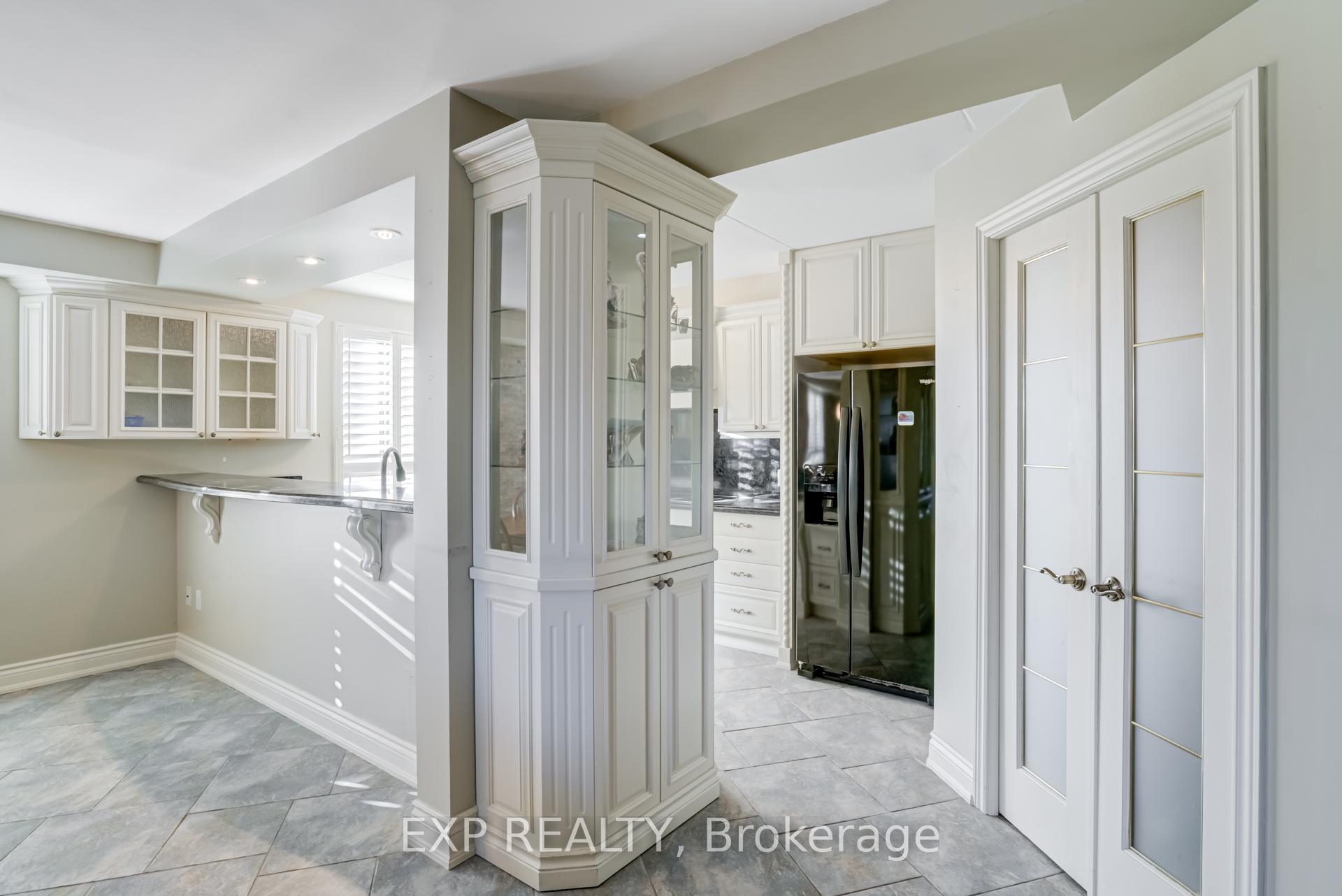 Photo 17 of Unit 404, 15390 Yonge Street, Aurora, Aurora Village — HOMEH