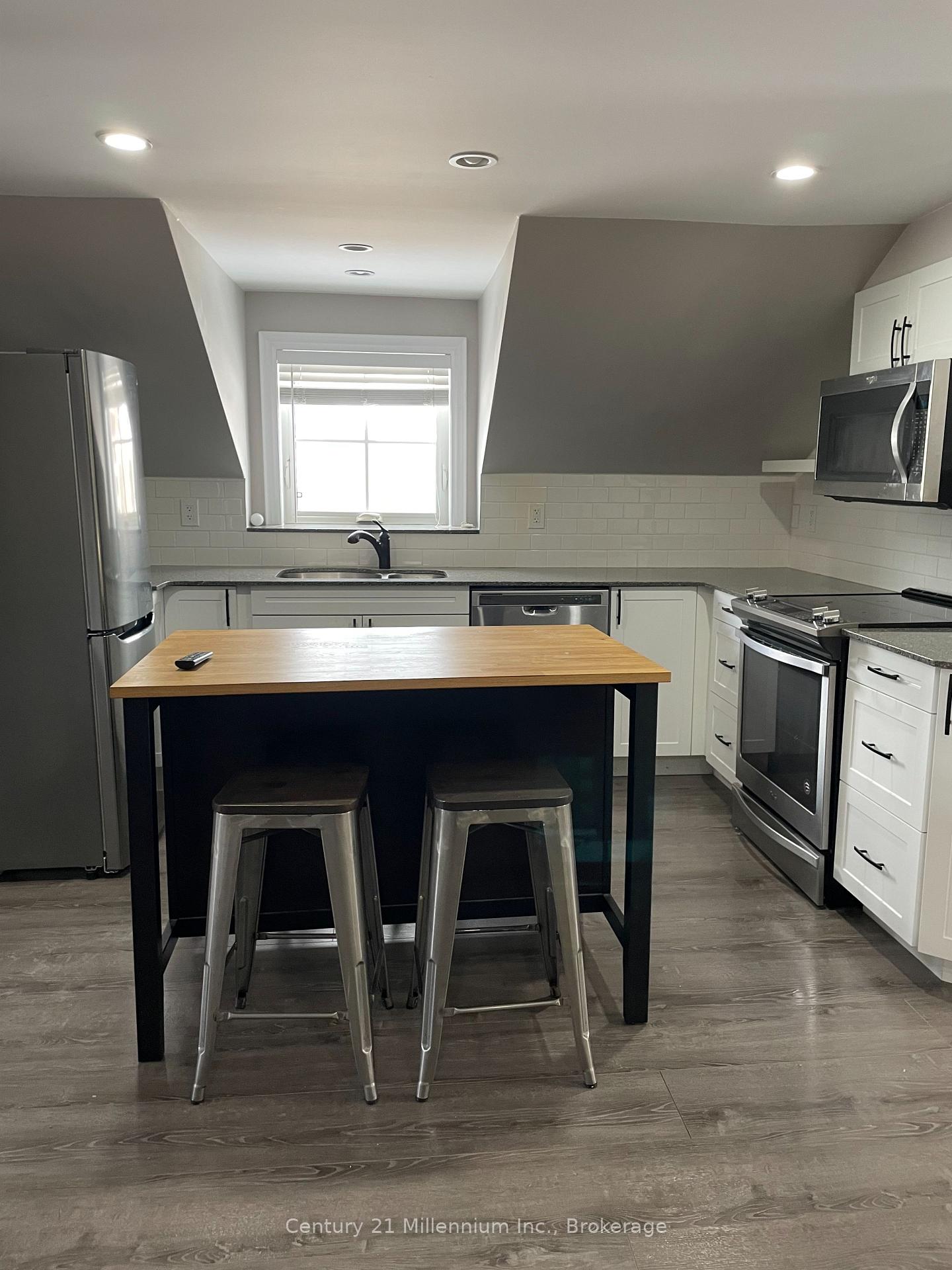 Photo 5 of Unit Upper, 330 Hurontario Street, Collingwood — HOMEH