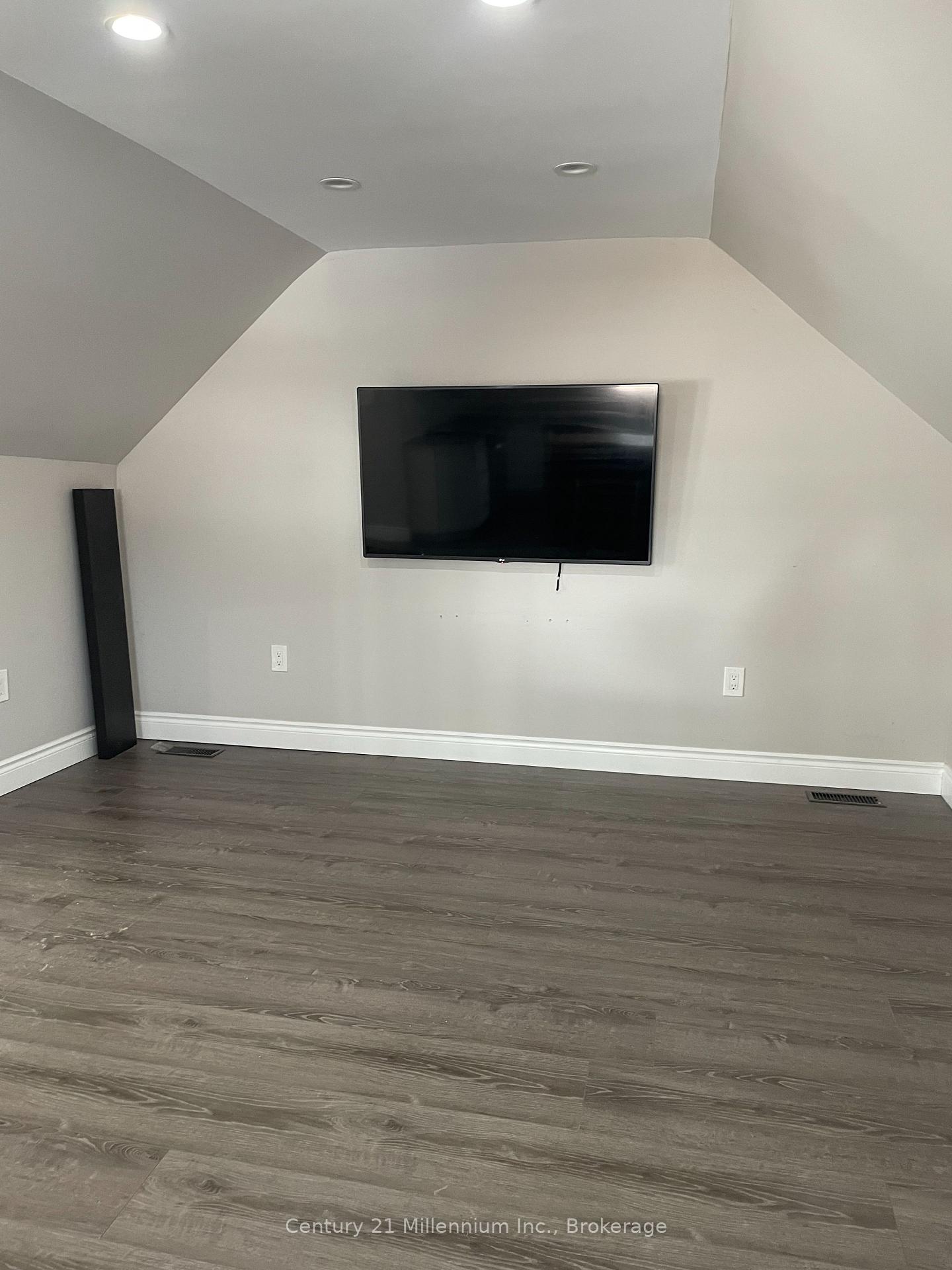 Photo 8 of Unit Upper, 330 Hurontario Street, Collingwood — HOMEH