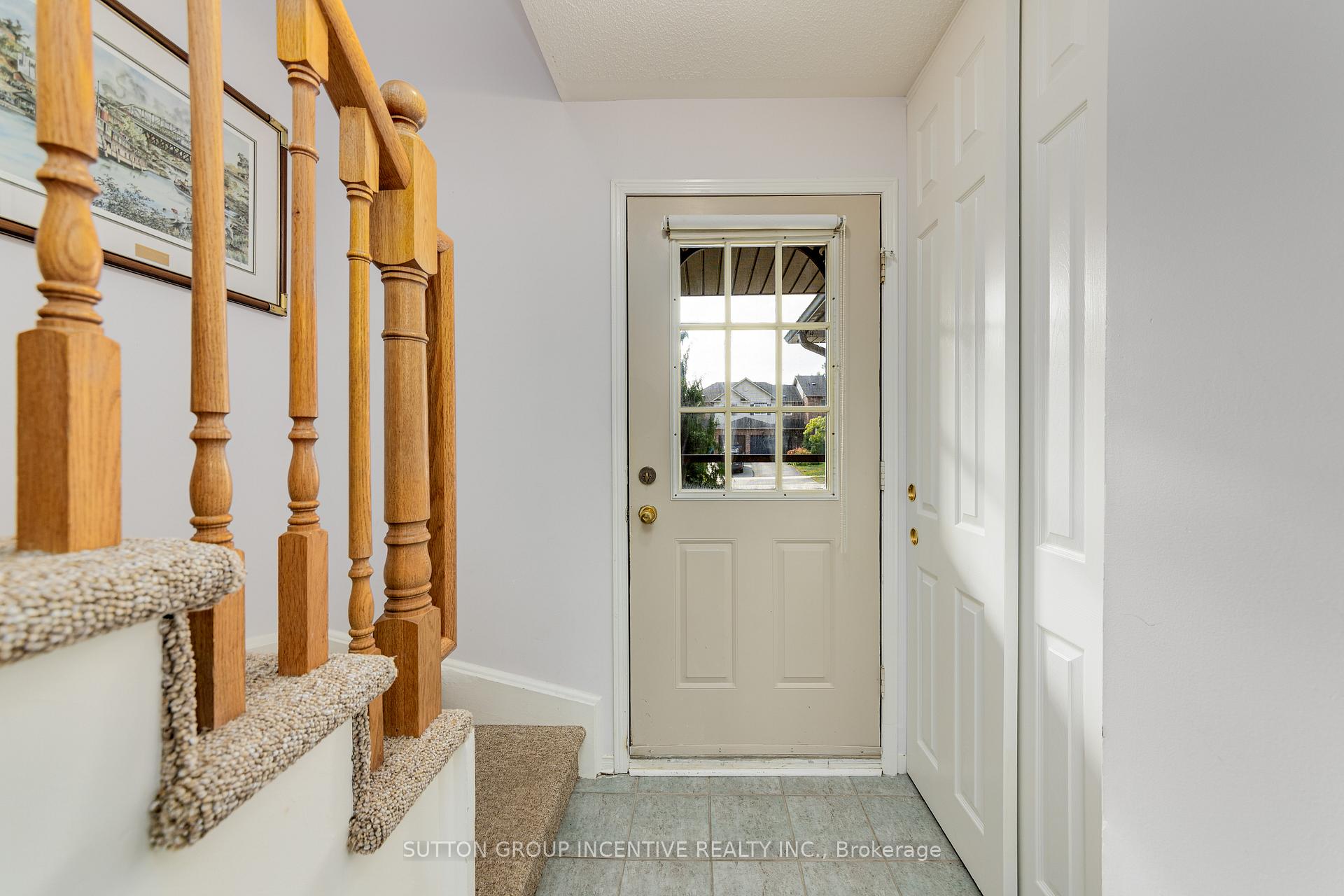 Photo 3 of 26 Bates Court, Barrie, Painswick North — HOMEH