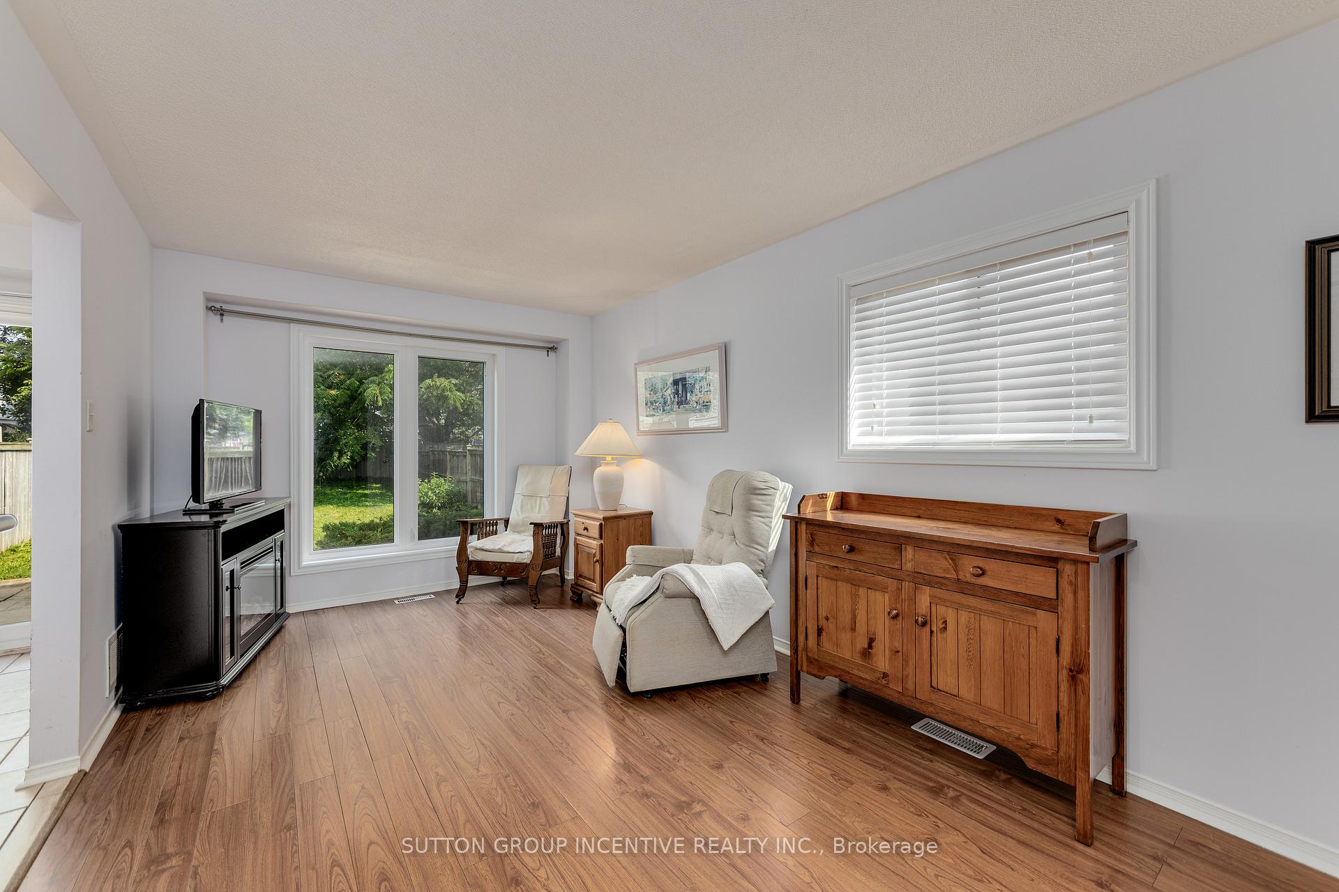 Photo 5 of 26 Bates Court, Barrie, Painswick North — HOMEH