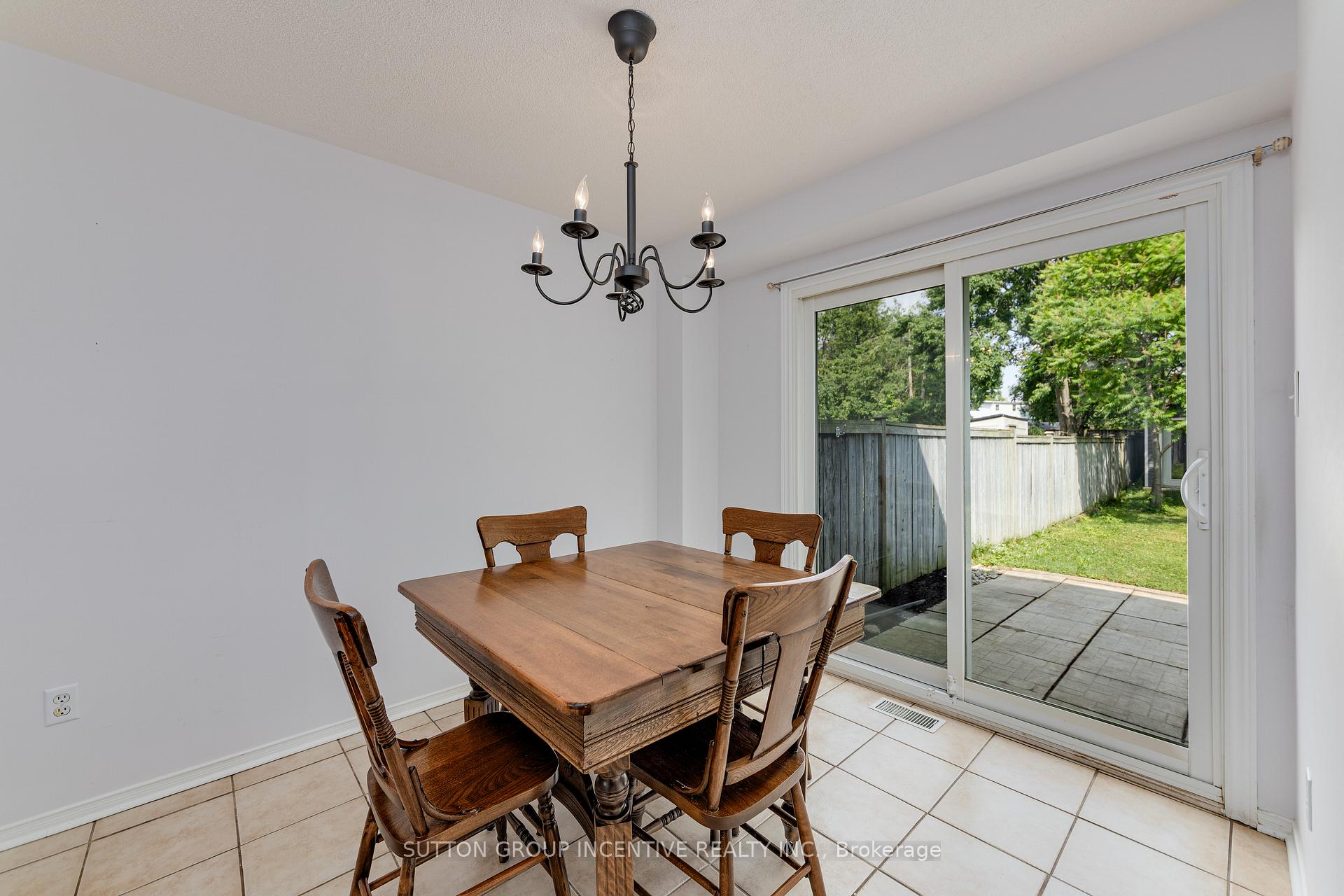 Photo 10 of 26 Bates Court, Barrie, Painswick North — HOMEH
