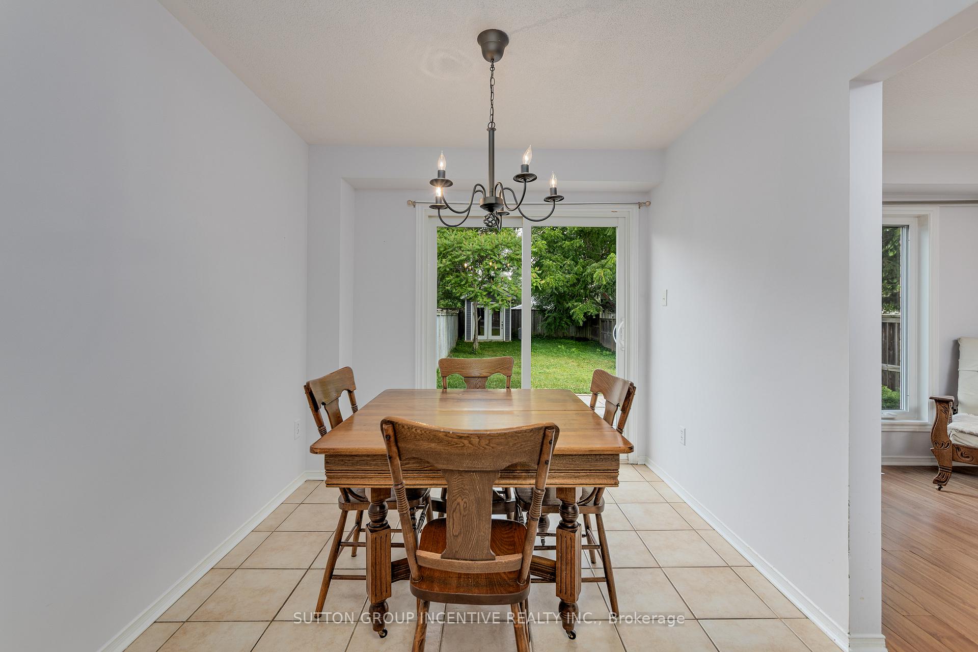 Photo 12 of 26 Bates Court, Barrie, Painswick North — HOMEH