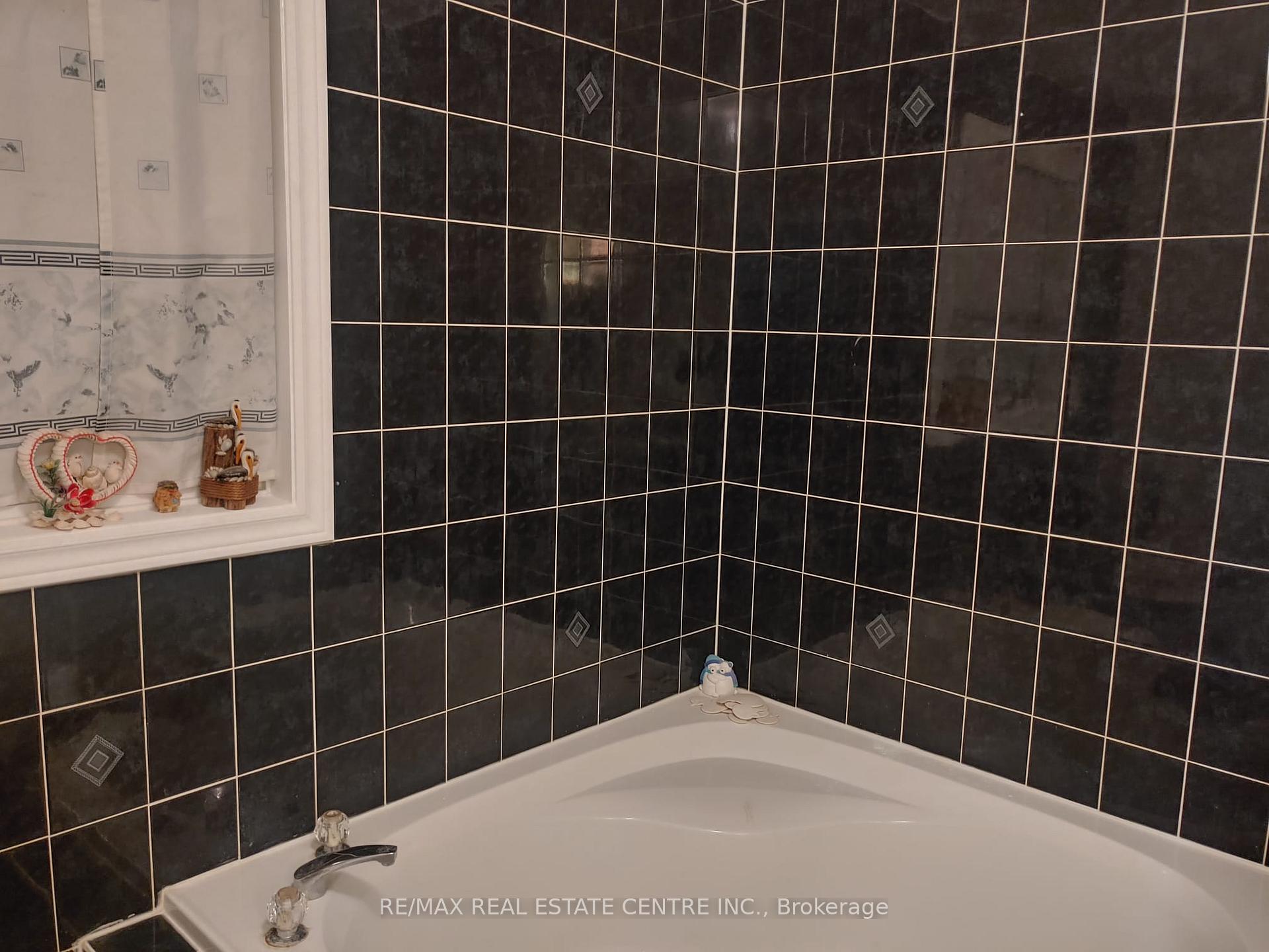 Photo 11 of 21 Sprucelands Avenue, Brampton, Sandringham-Wellington — HOMEH