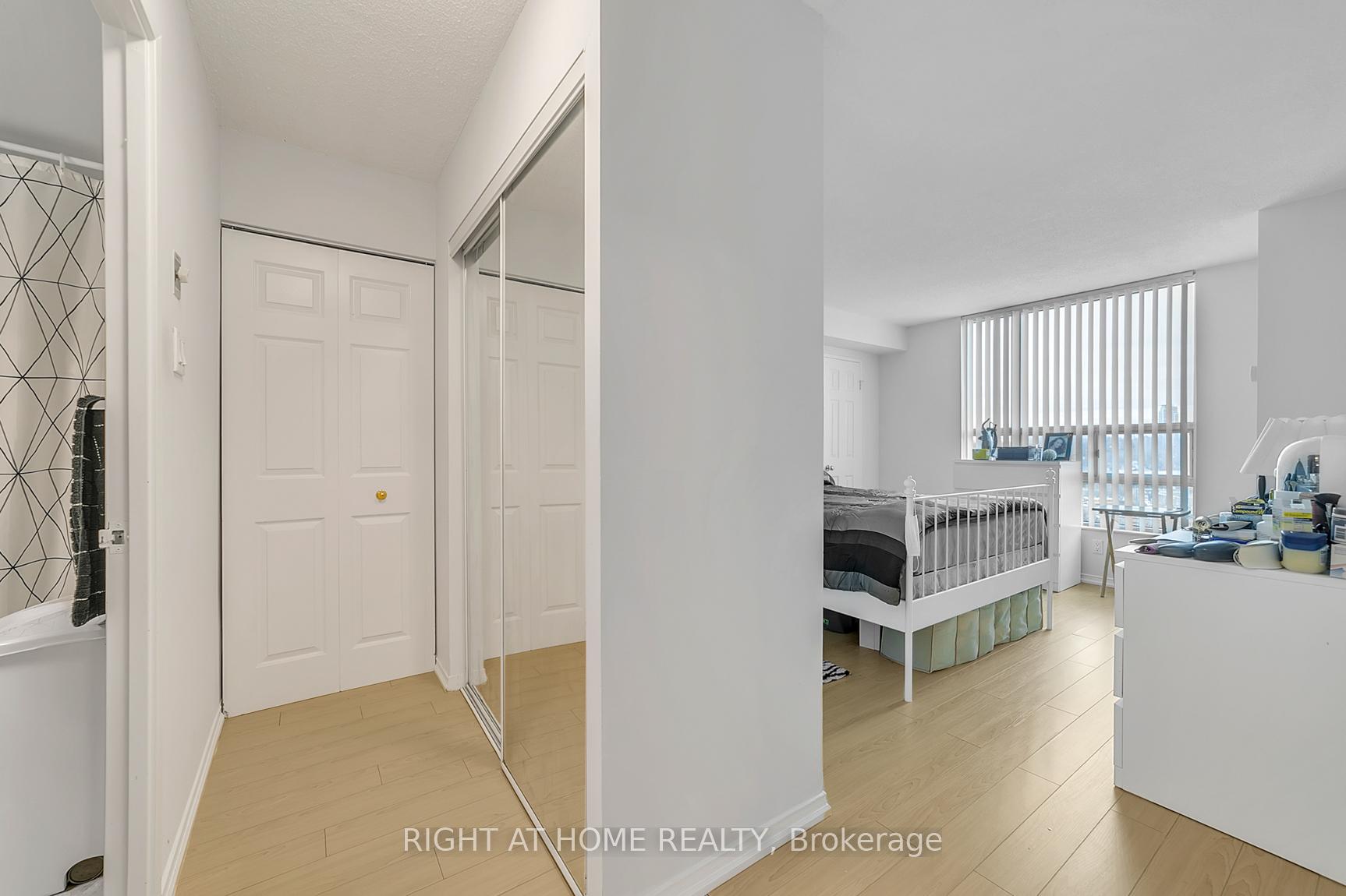 Photo 4 of Unit 901, 7825 Bayview Avenue, Markham, Aileen-Willowbrook — HOMEH