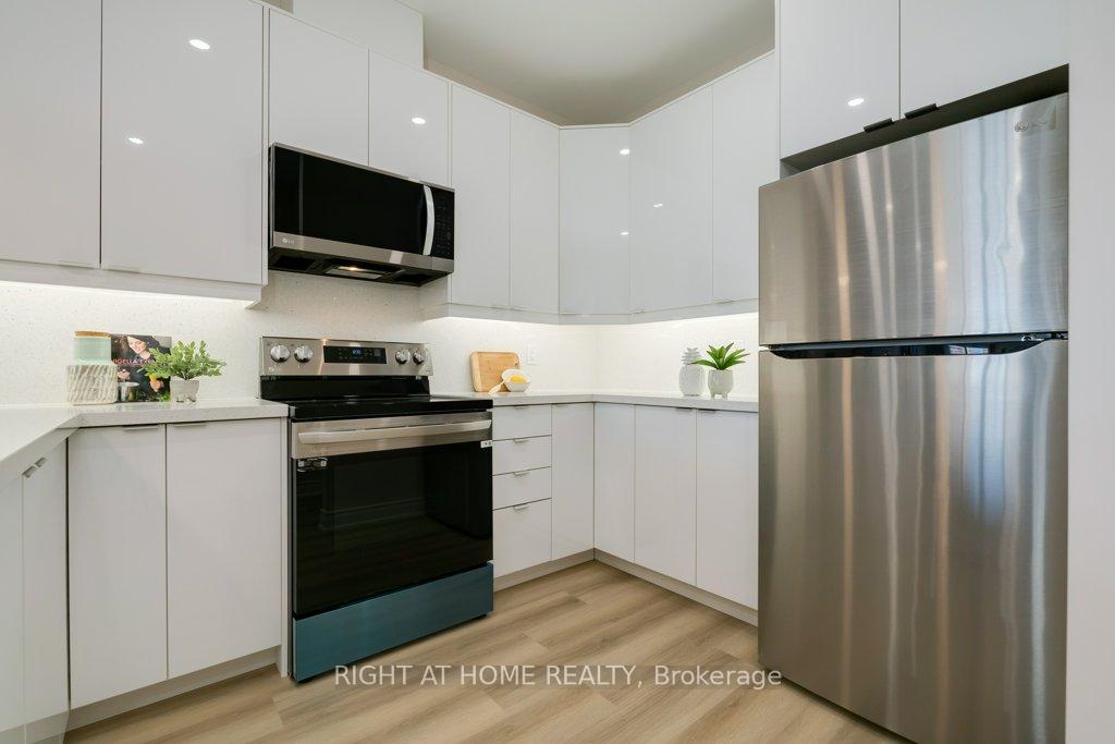 Photo 4 of Unit 402, 10 Gateway Boulevard, Toronto, Flemingdon Park — HOMEH