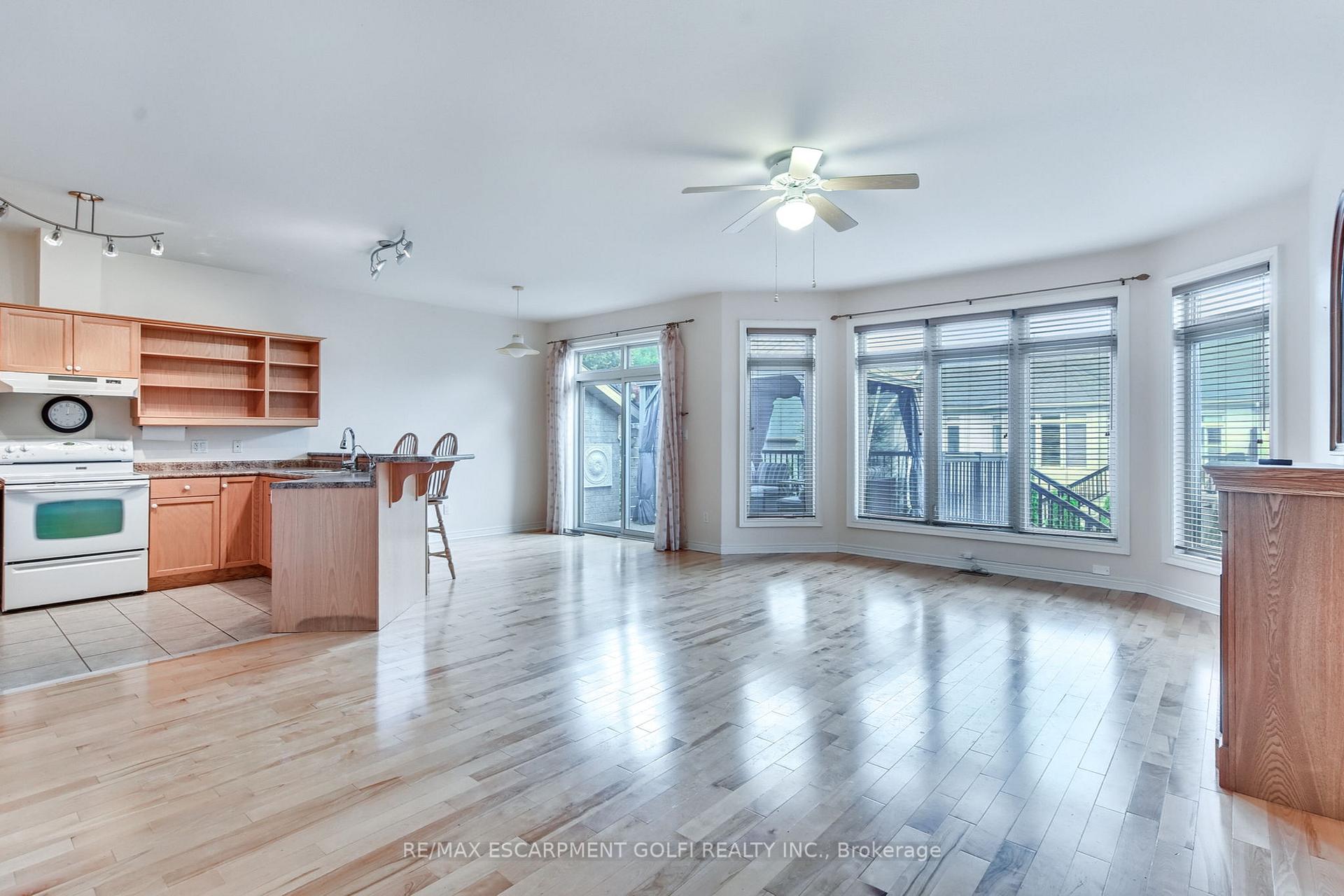 Photo 5 of Unit 16, 35 Scullers Way, St. Catharines, Martindale Pond — HOMEH
