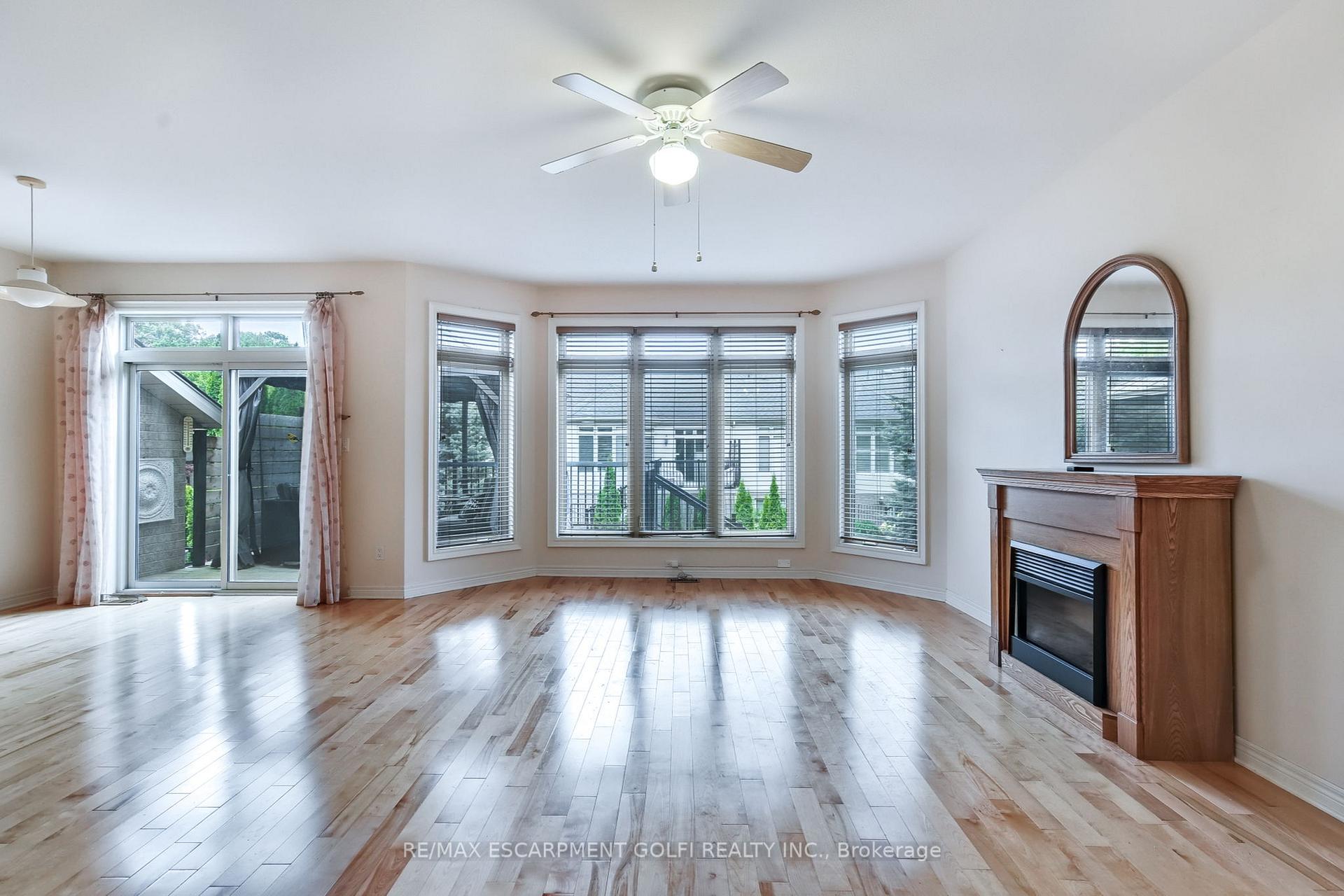 Photo 8 of Unit 16, 35 Scullers Way, St. Catharines, Martindale Pond — HOMEH