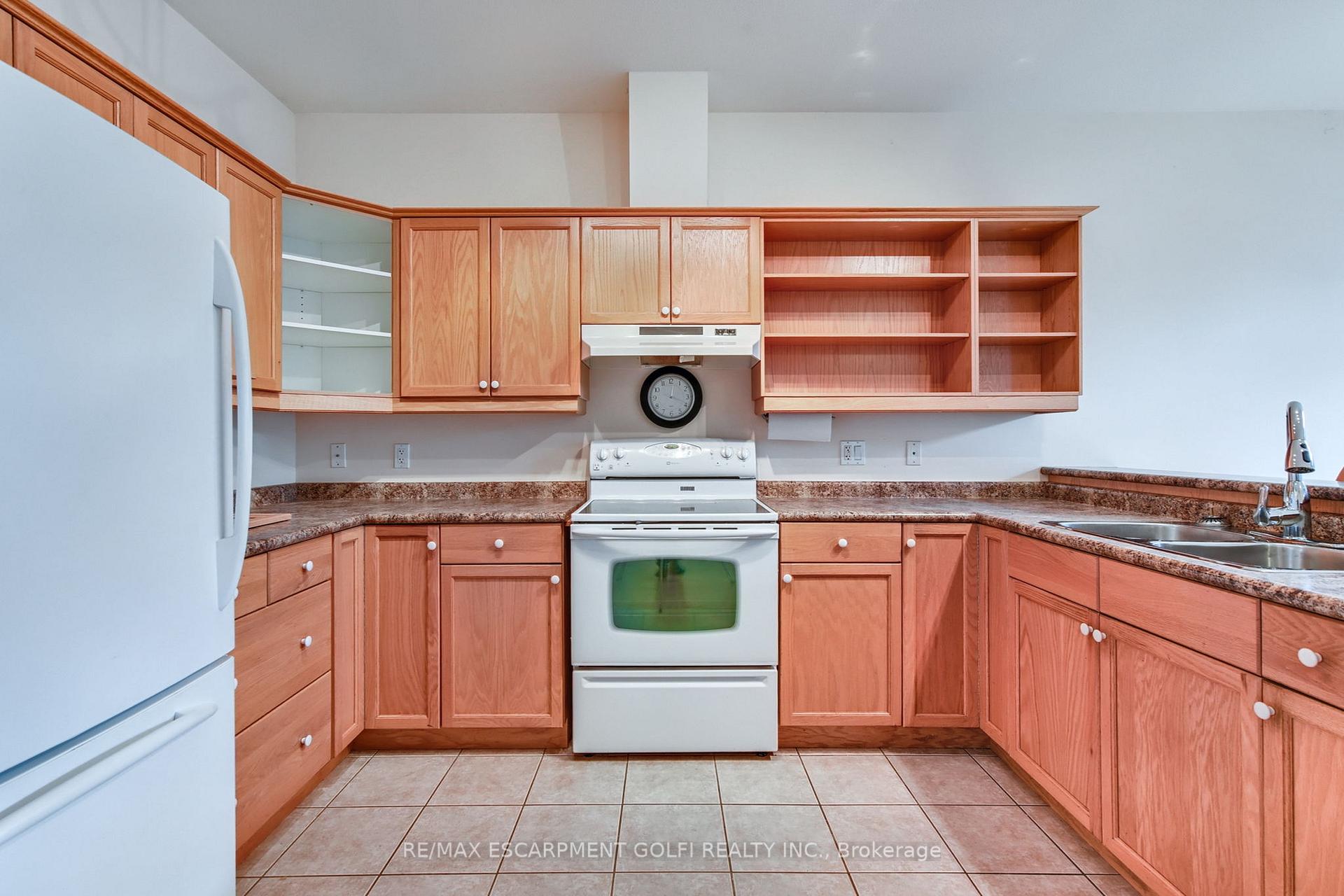 Photo 12 of Unit 16, 35 Scullers Way, St. Catharines, Martindale Pond — HOMEH