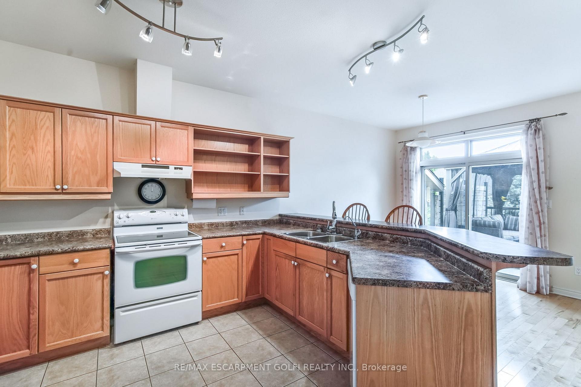 Photo 13 of Unit 16, 35 Scullers Way, St. Catharines, Martindale Pond — HOMEH