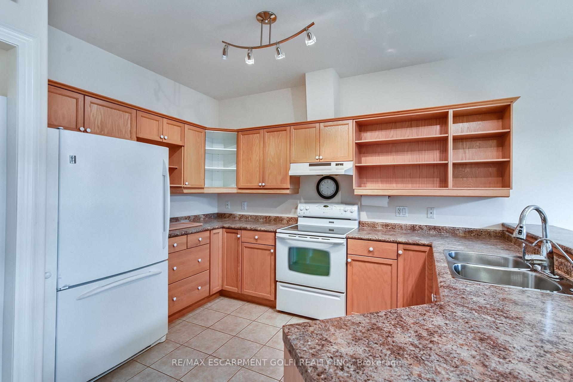 Photo 14 of Unit 16, 35 Scullers Way, St. Catharines, Martindale Pond — HOMEH