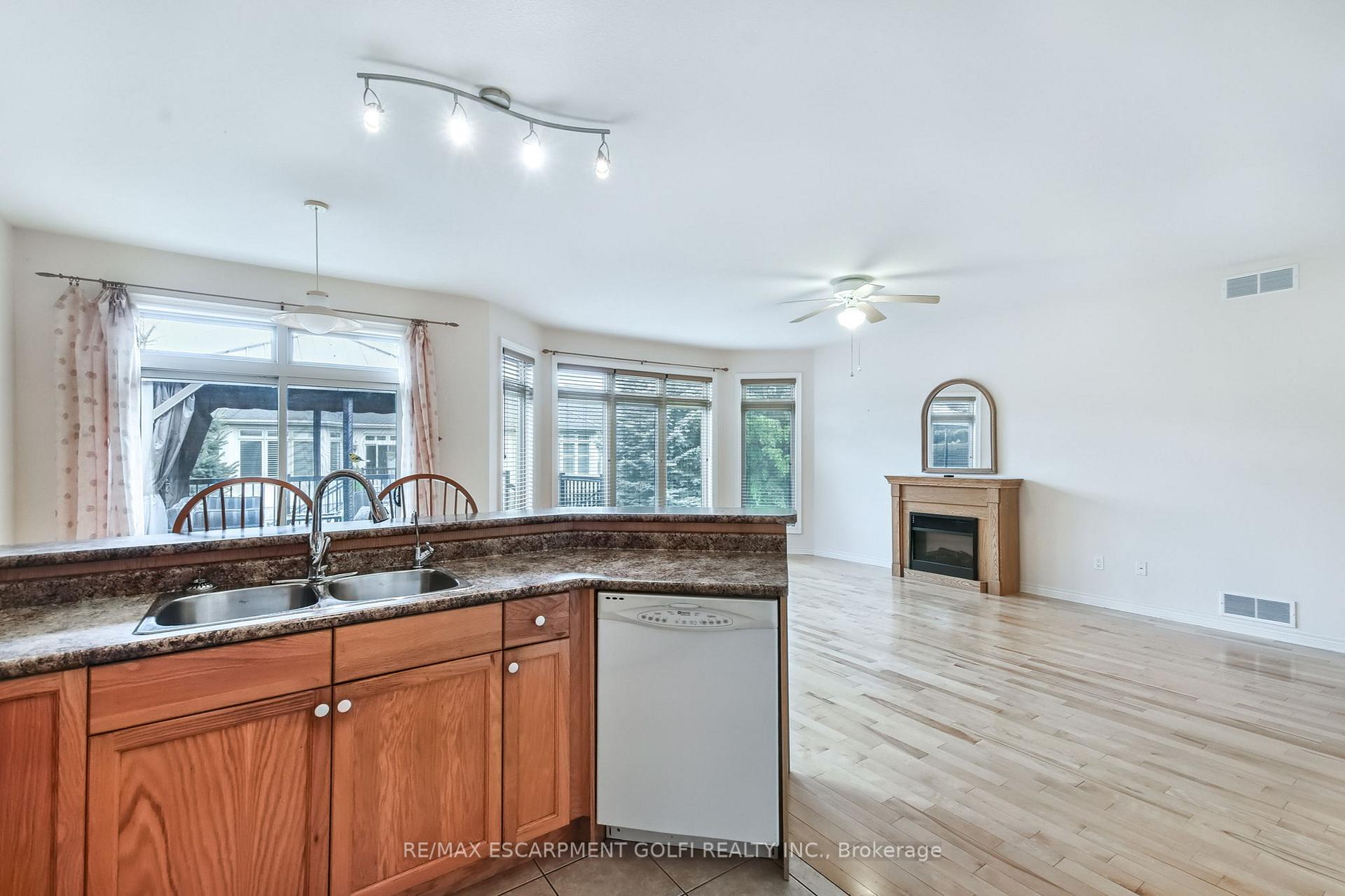 Photo 15 of Unit 16, 35 Scullers Way, St. Catharines, Martindale Pond — HOMEH