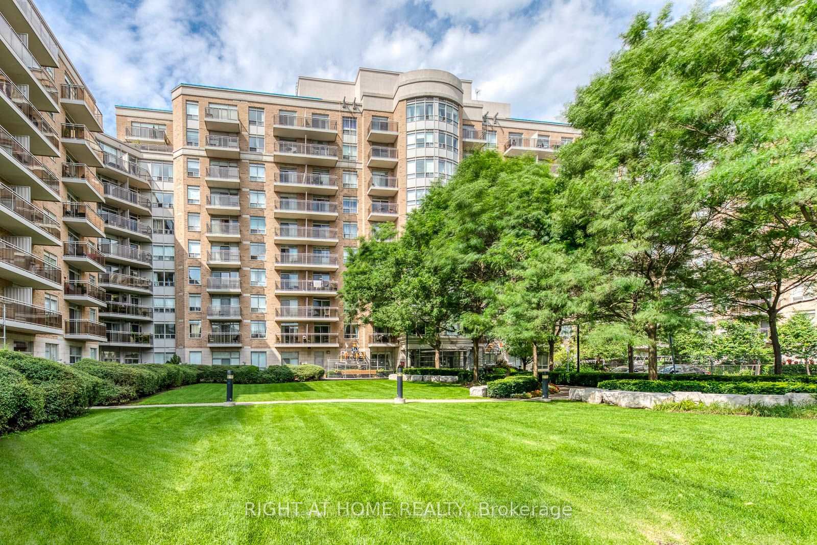 Front of Unit 646, 650 Lawrence Avenue W