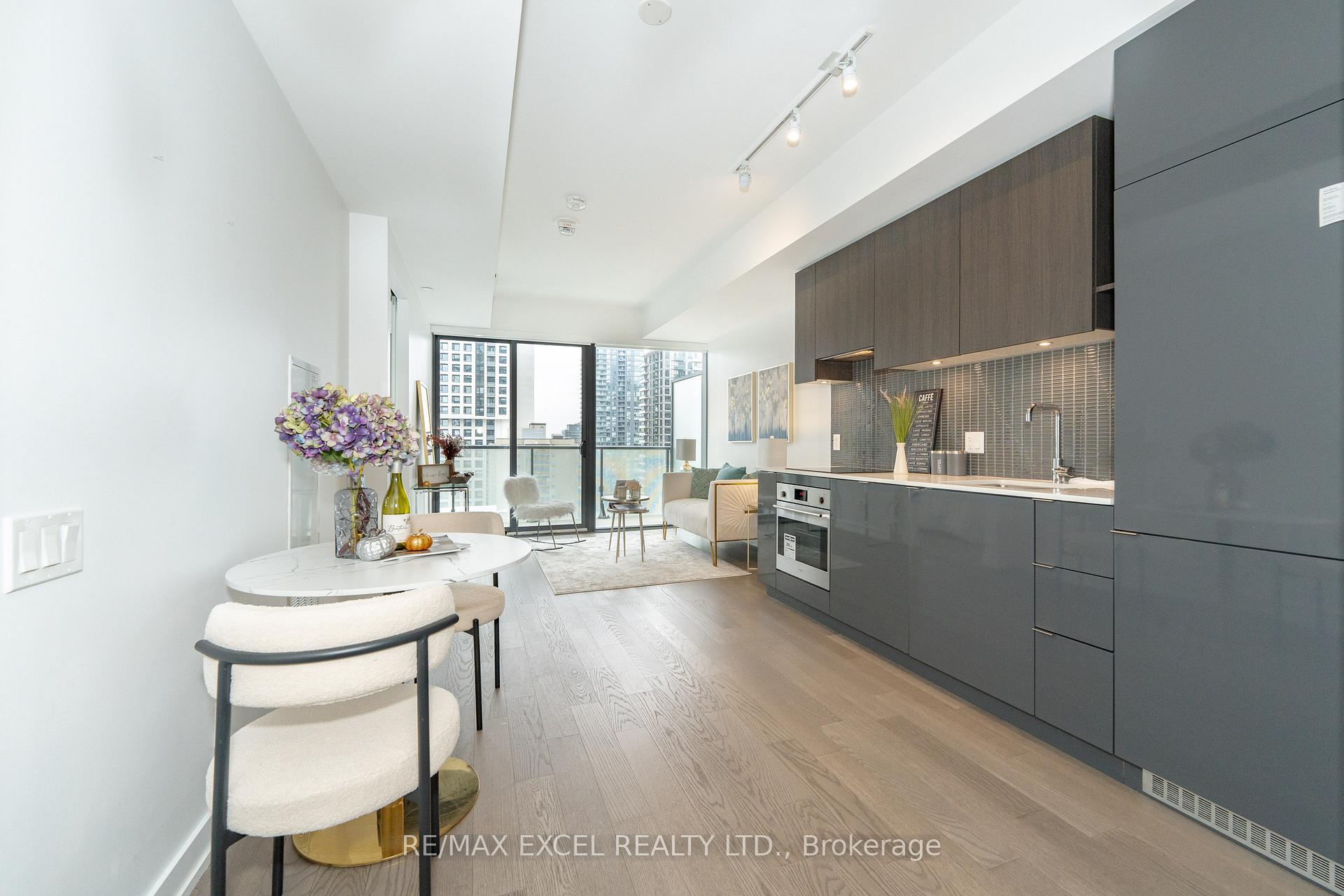 Photo 3 of Unit 1913, 161 Roehampton Avenue, Toronto, Mount Pleasant West — HOMEH
