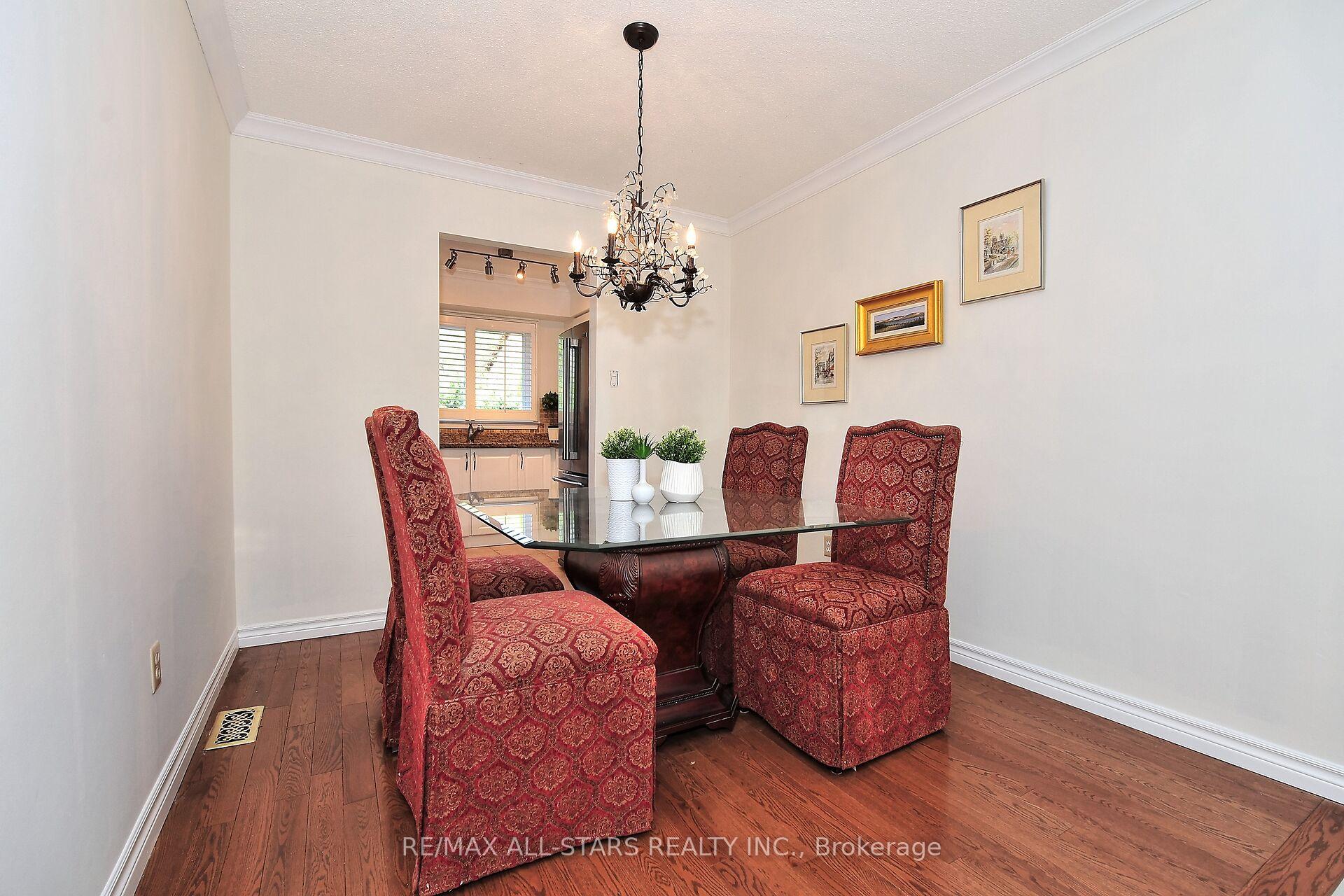 Photo 8 of Unit 30, 30 Ashglen Way, Markham, Unionville — HOMEH