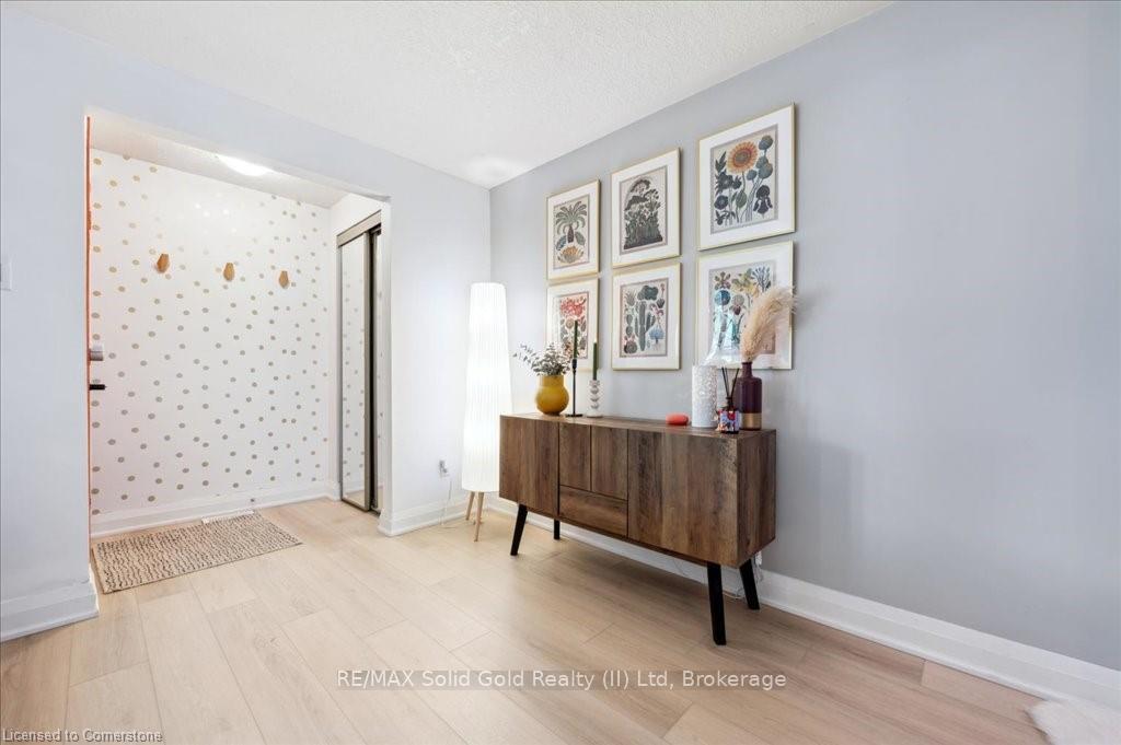 Photo 5 of 104 Kingswood Drive, Kitchener — HOMEH