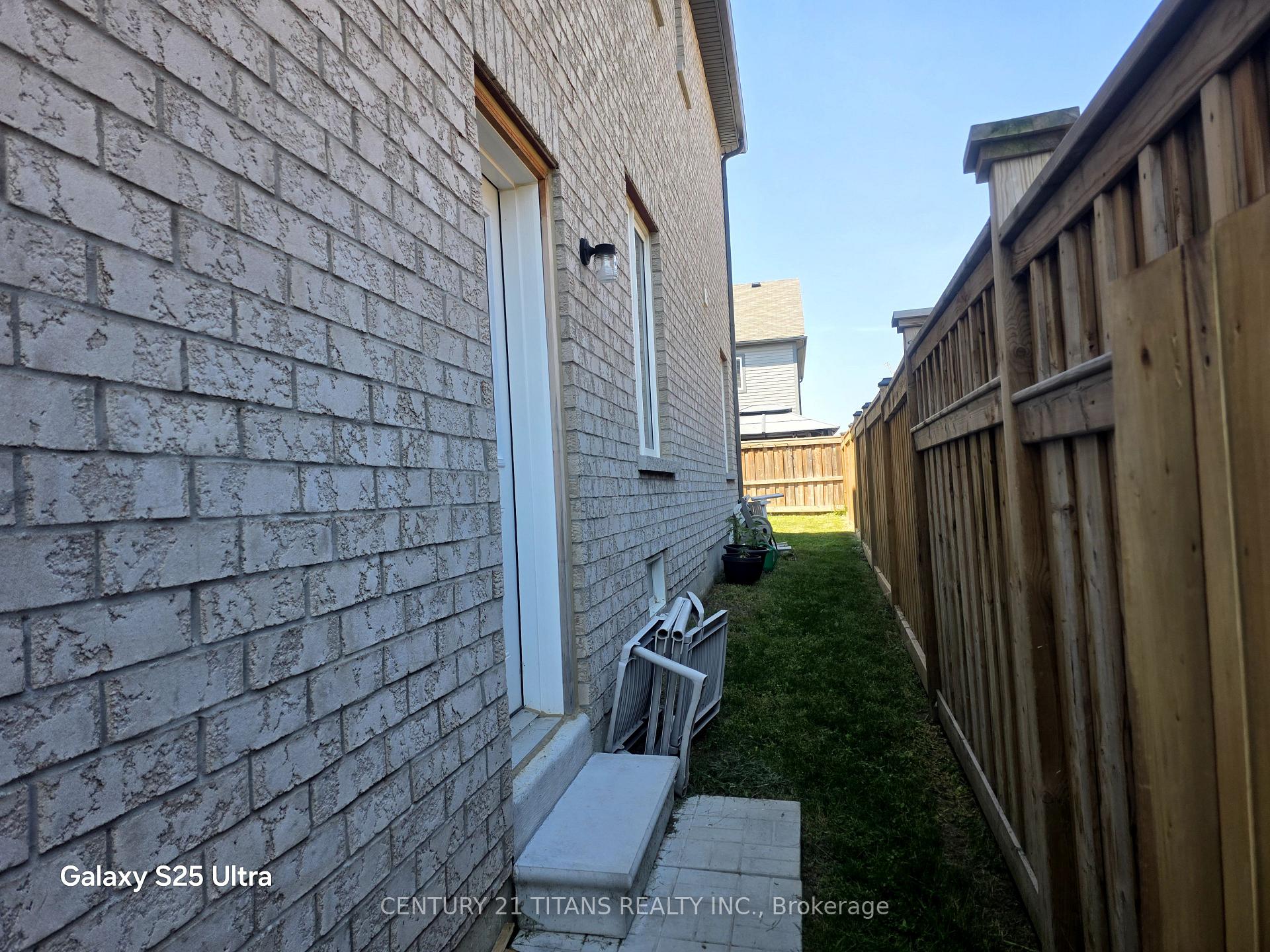 Photo 4 of 6 Tait Crescent, Clarington, Bowmanville — HOMEH