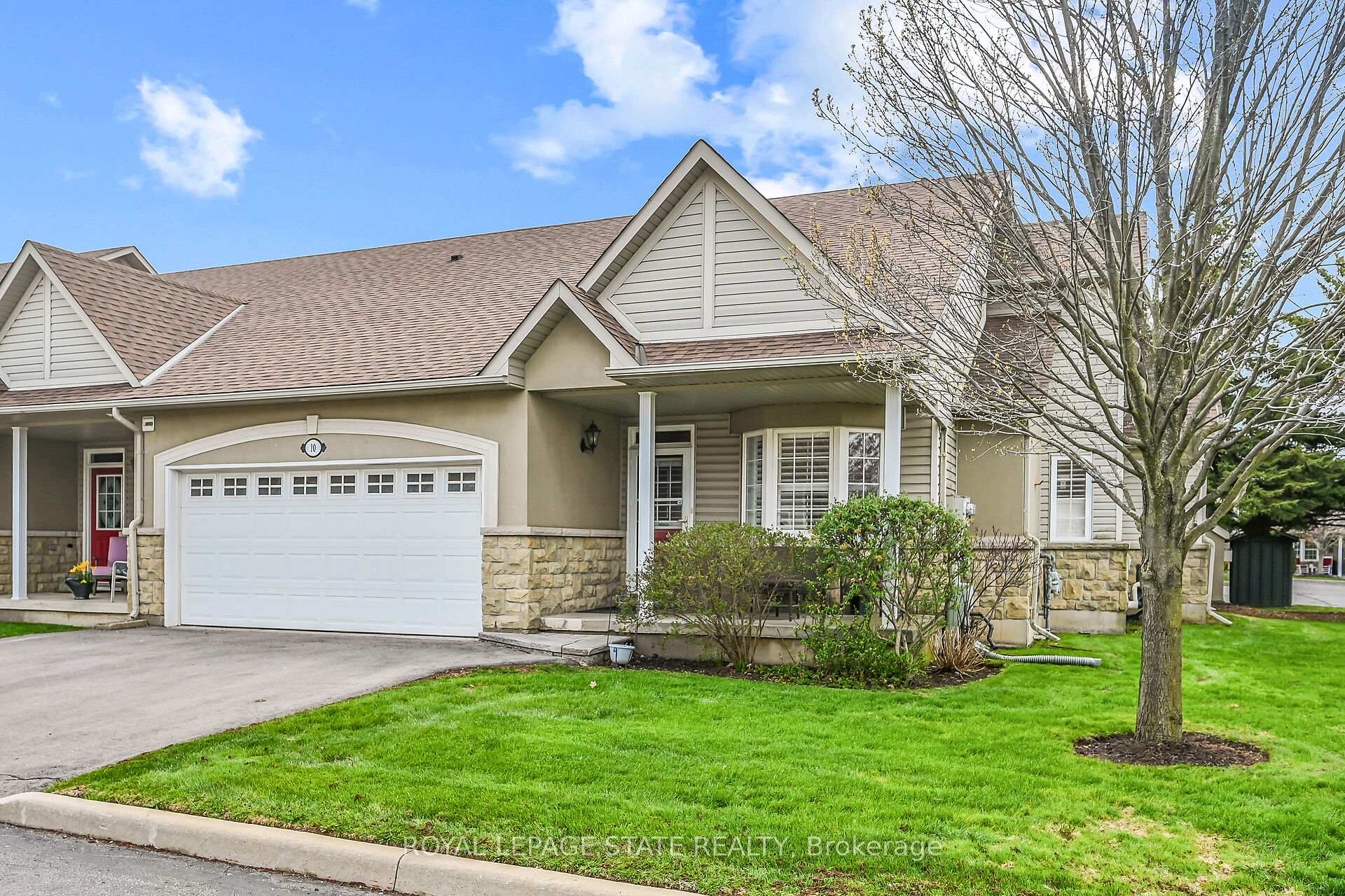 Photo 1 of Unit 10, 212 Stonehenge Drive, Hamilton, Meadowlands — HOMEH