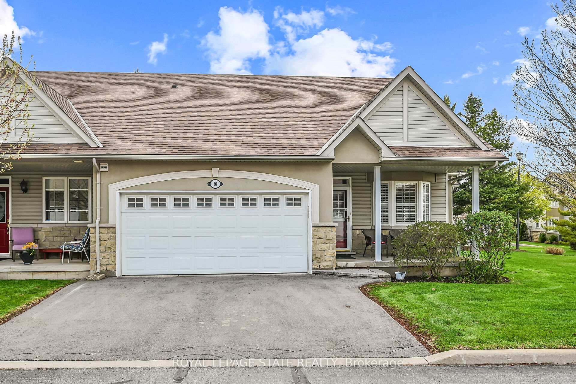 Photo 2 of Unit 10, 212 Stonehenge Drive, Hamilton, Meadowlands — HOMEH