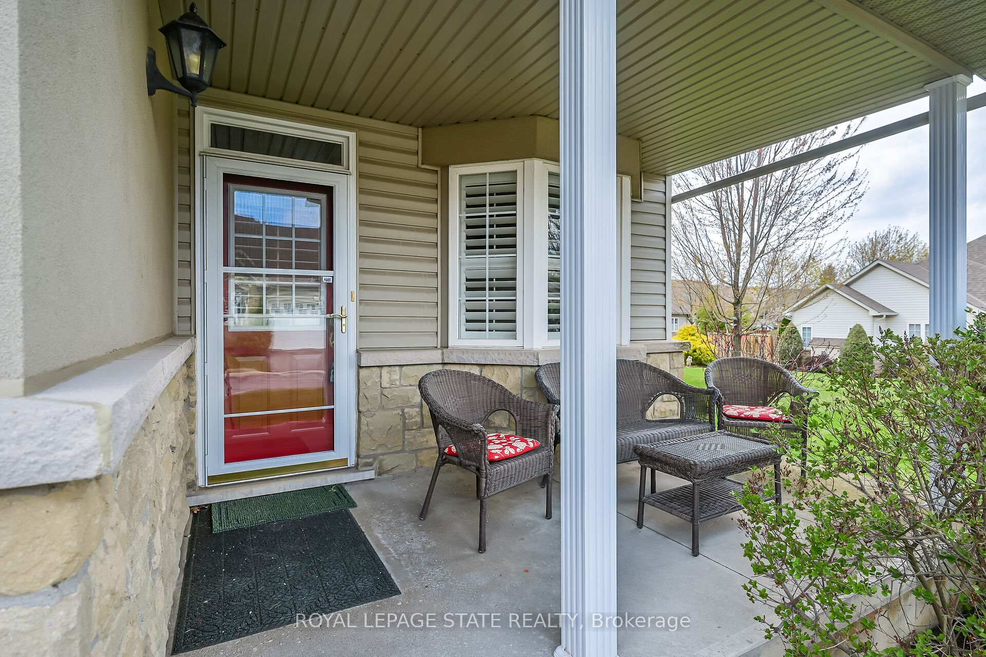 Photo 3 of Unit 10, 212 Stonehenge Drive, Hamilton, Meadowlands — HOMEH